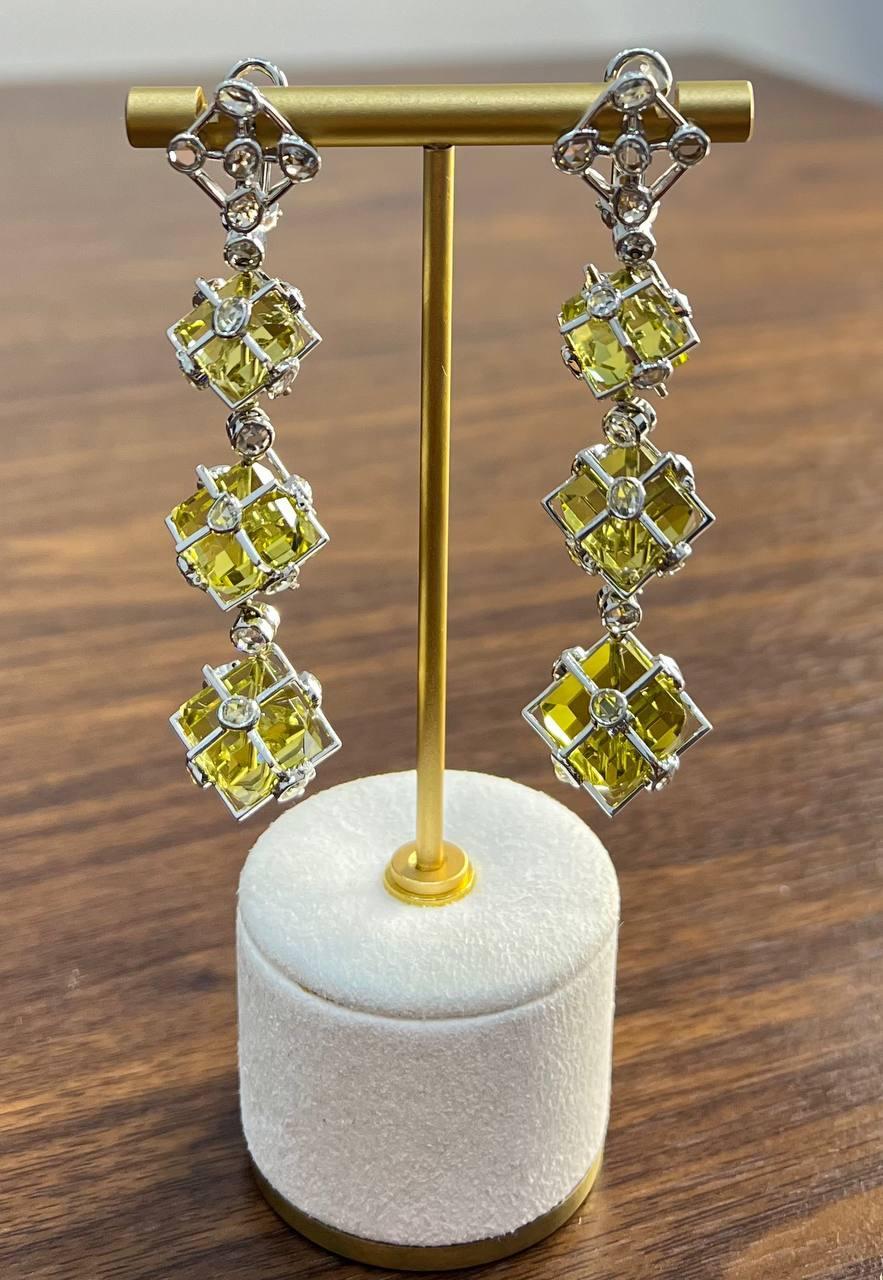 Donna Orecchini a goccia con diamante in oro bianco 18 carati con dichiarazione di Lime Lemon Yellow Quartz in vendita