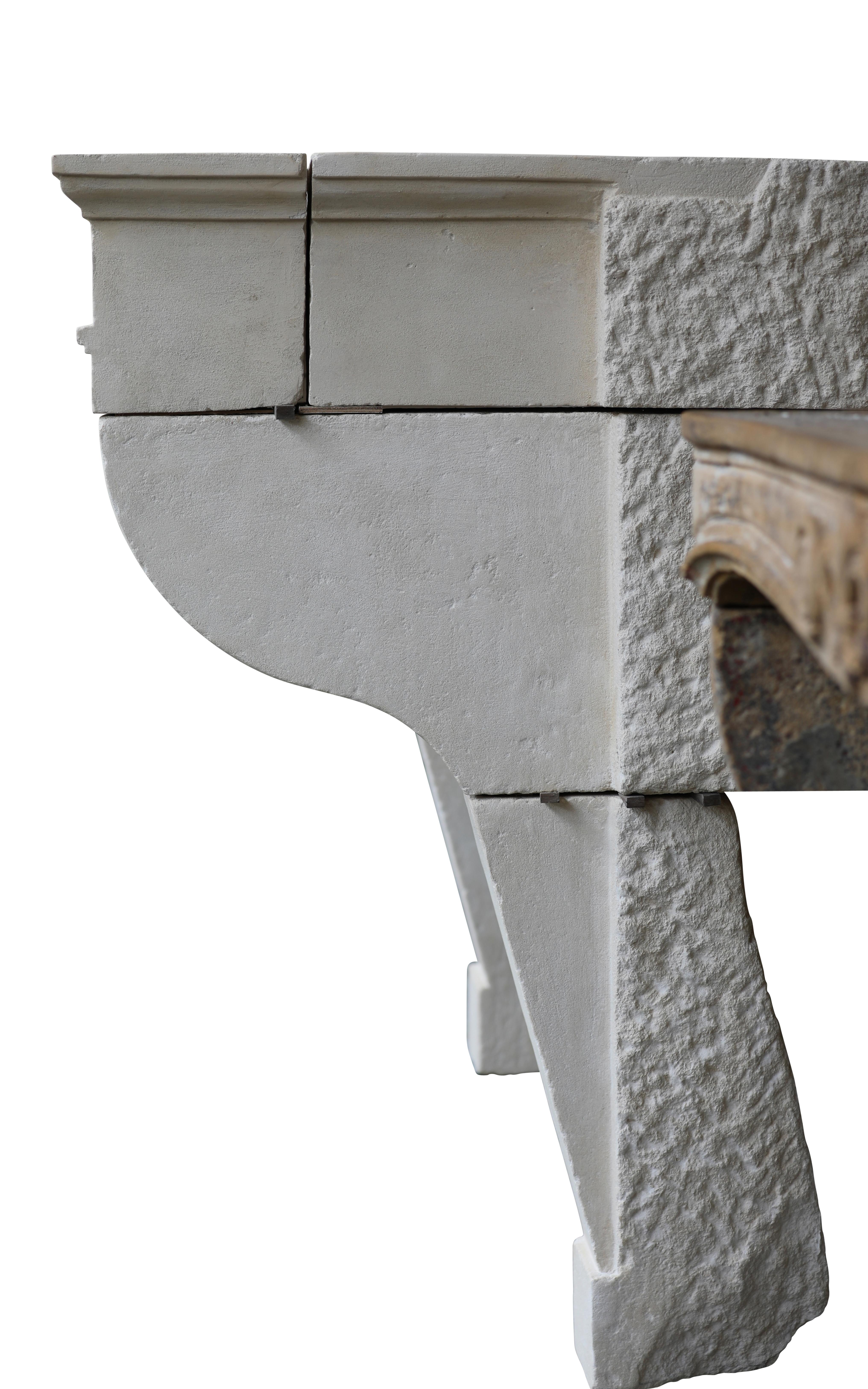 Entourage de cheminée en pierre française intemporelle lavée à la chaux du 17ème siècle en vente 3