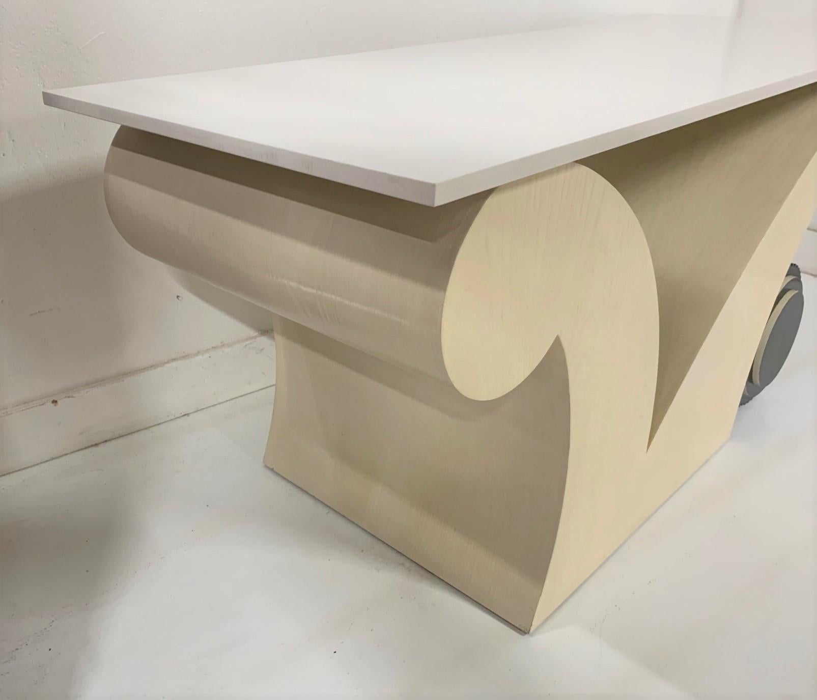 Konsolentisch aus Eichenholz mit weißer Quarzplatte im Art-déco-Stil (Art déco) im Angebot