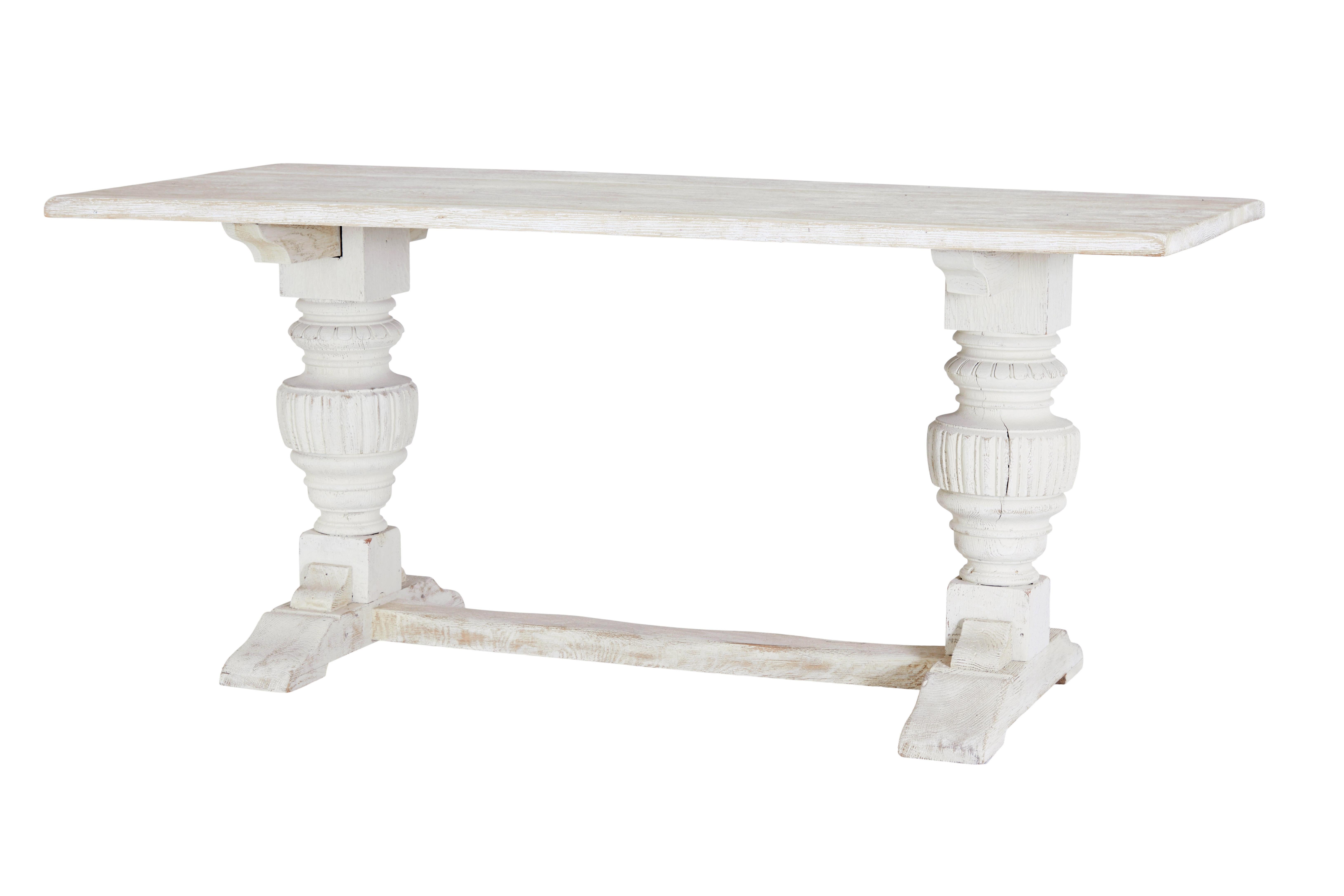 Table de salle à manger à balustres en chêne chaulé vers 1980.

Petite table de salle à manger de bonne qualité qui peut également faire office de bureau. Chêne dont la surface supérieure a été blanchie, ce qui permet de faire ressortir une partie