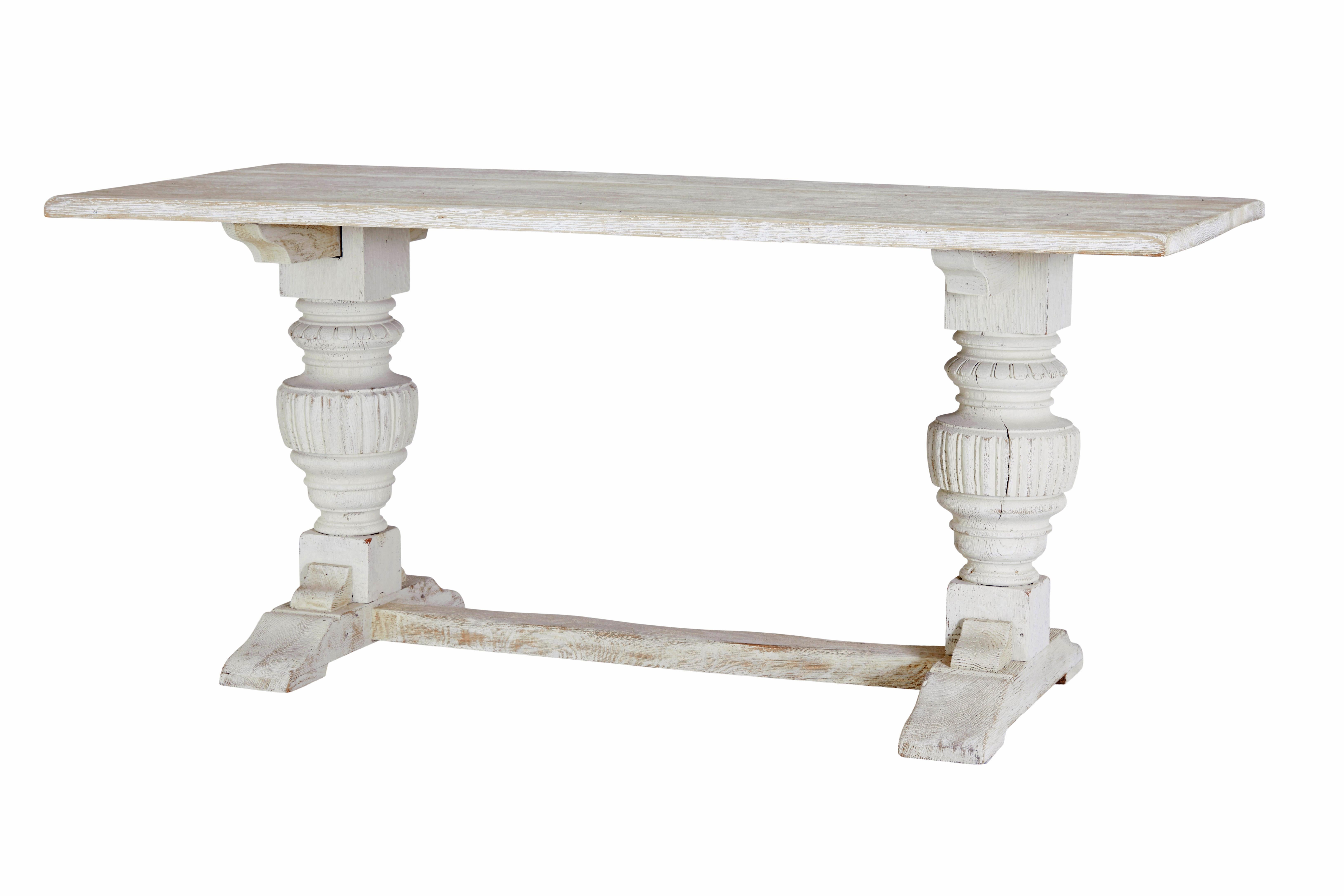 Mesa de comedor con balaustres de roble encalado, circa 1980.

Mesa de comedor pequeña de buena calidad que puede funcionar igualmente como escritorio. Superficie superior de roble a la que se ha aplicado un lavado blanco, lo que permite mostrar