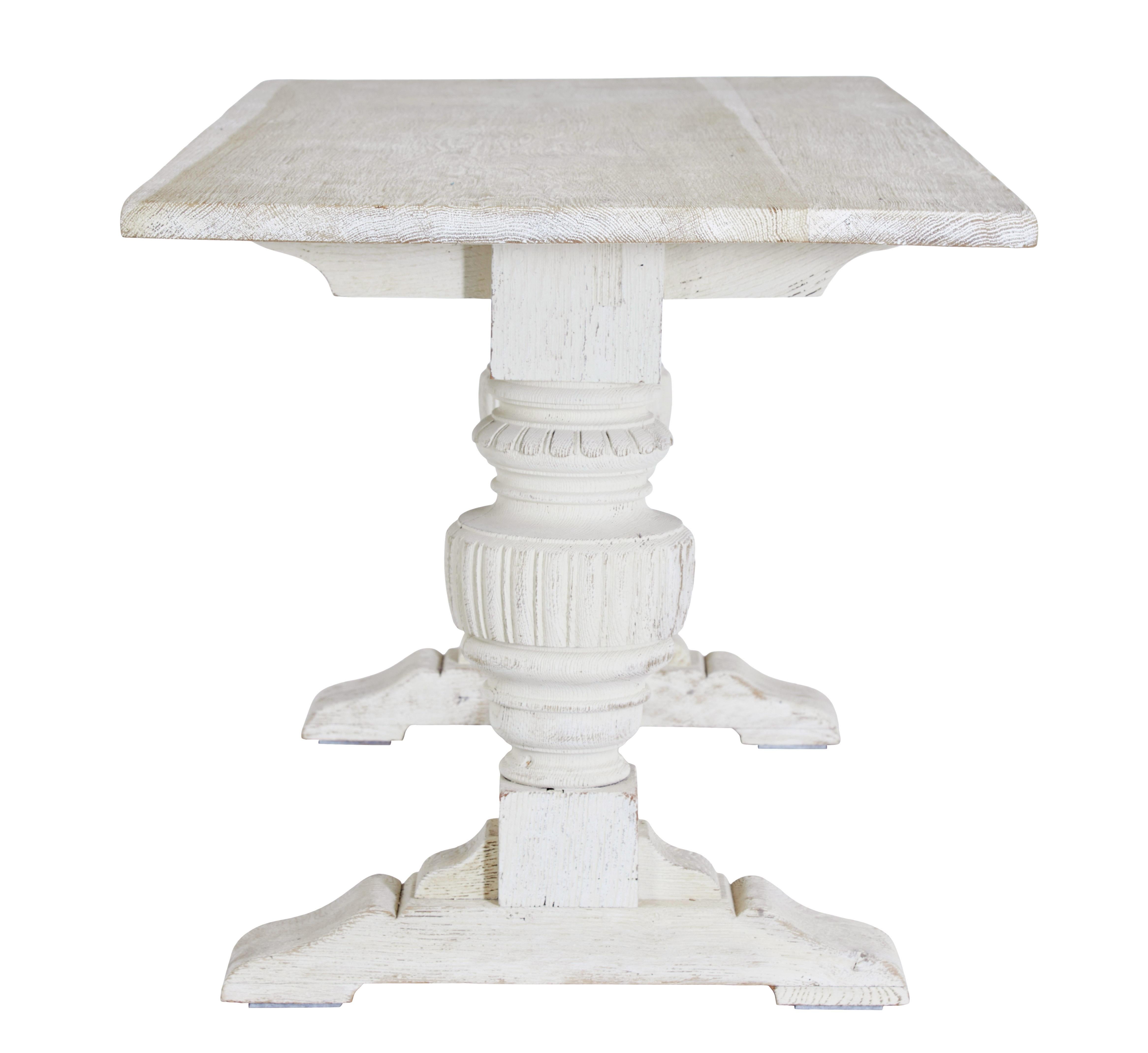 Victorien Table de salle à manger en chêne chaulé avec support balustre en vente