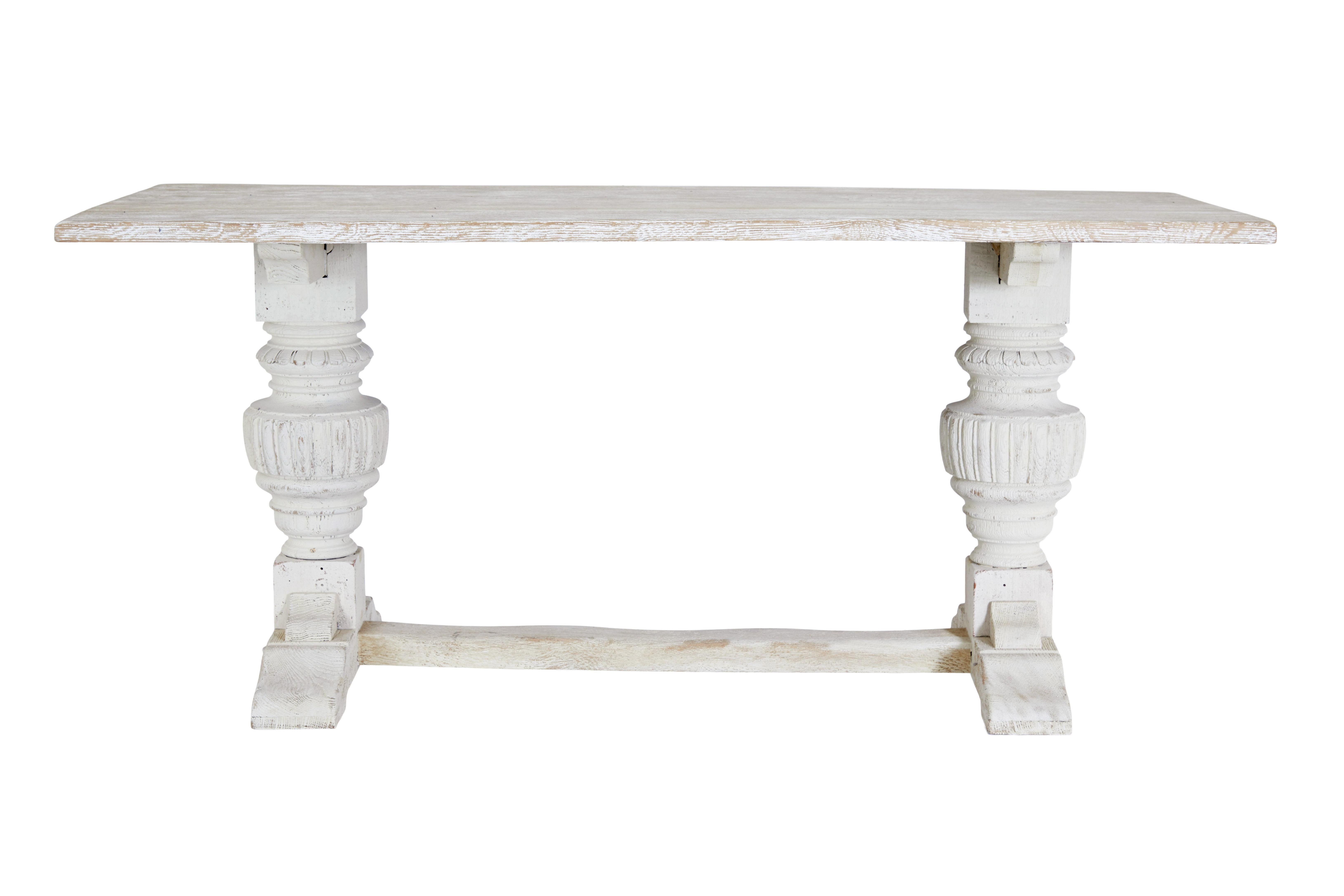 Suédois Table de salle à manger en chêne chaulé avec support balustre en vente