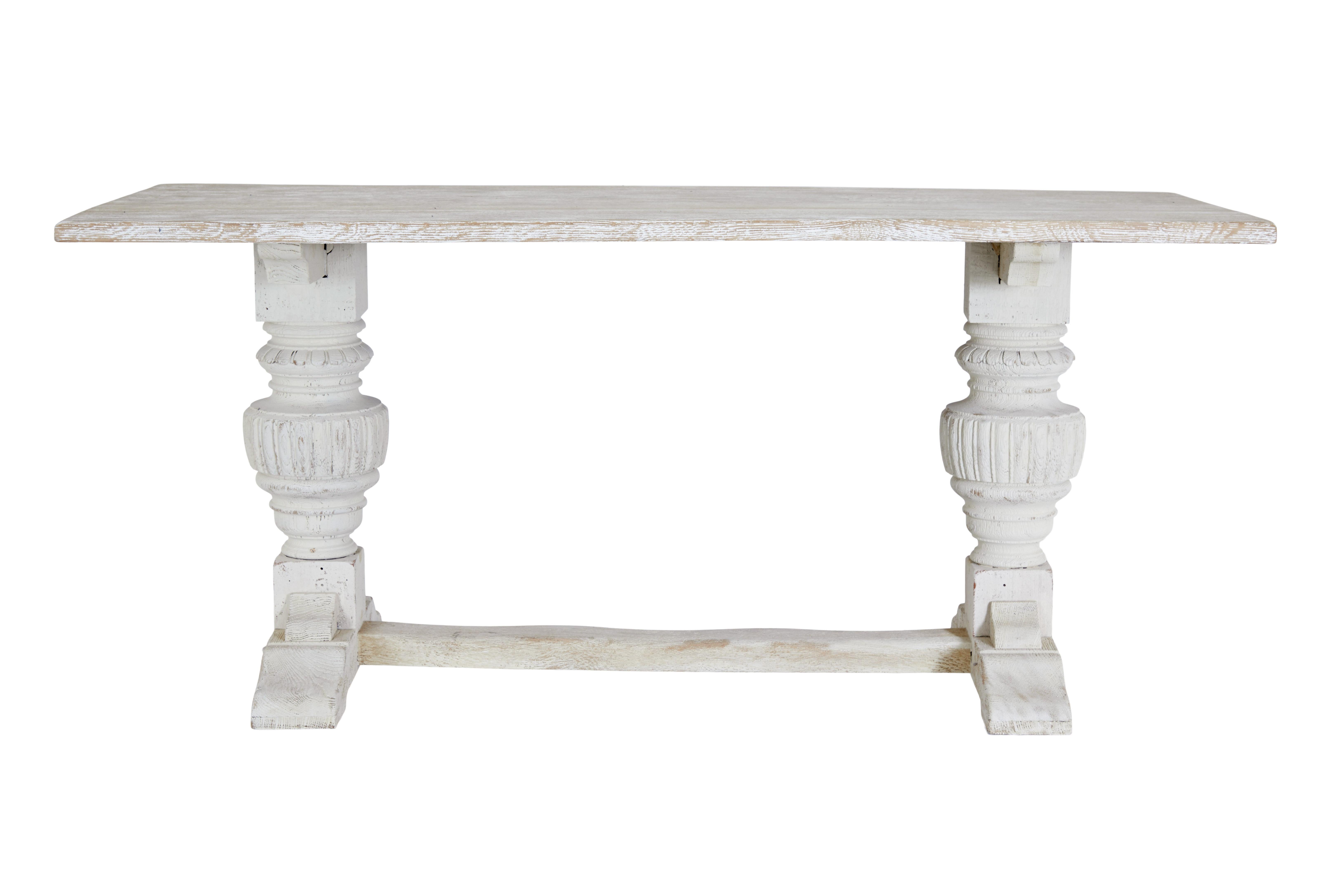 Mesa de comedor con balaustres de roble encalado Inglés en venta