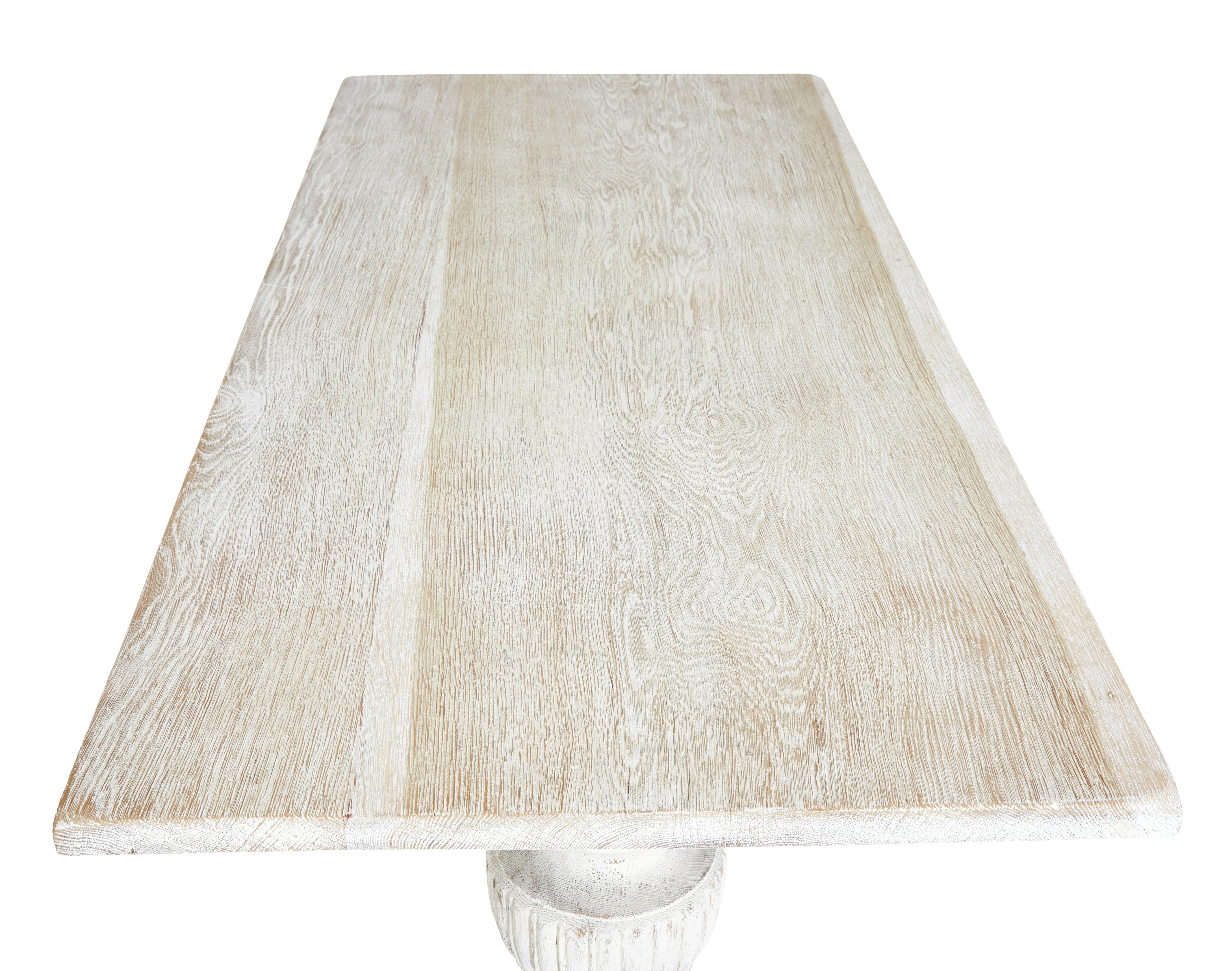 Sculpté à la main Table de salle à manger en chêne chaulé avec support balustre en vente