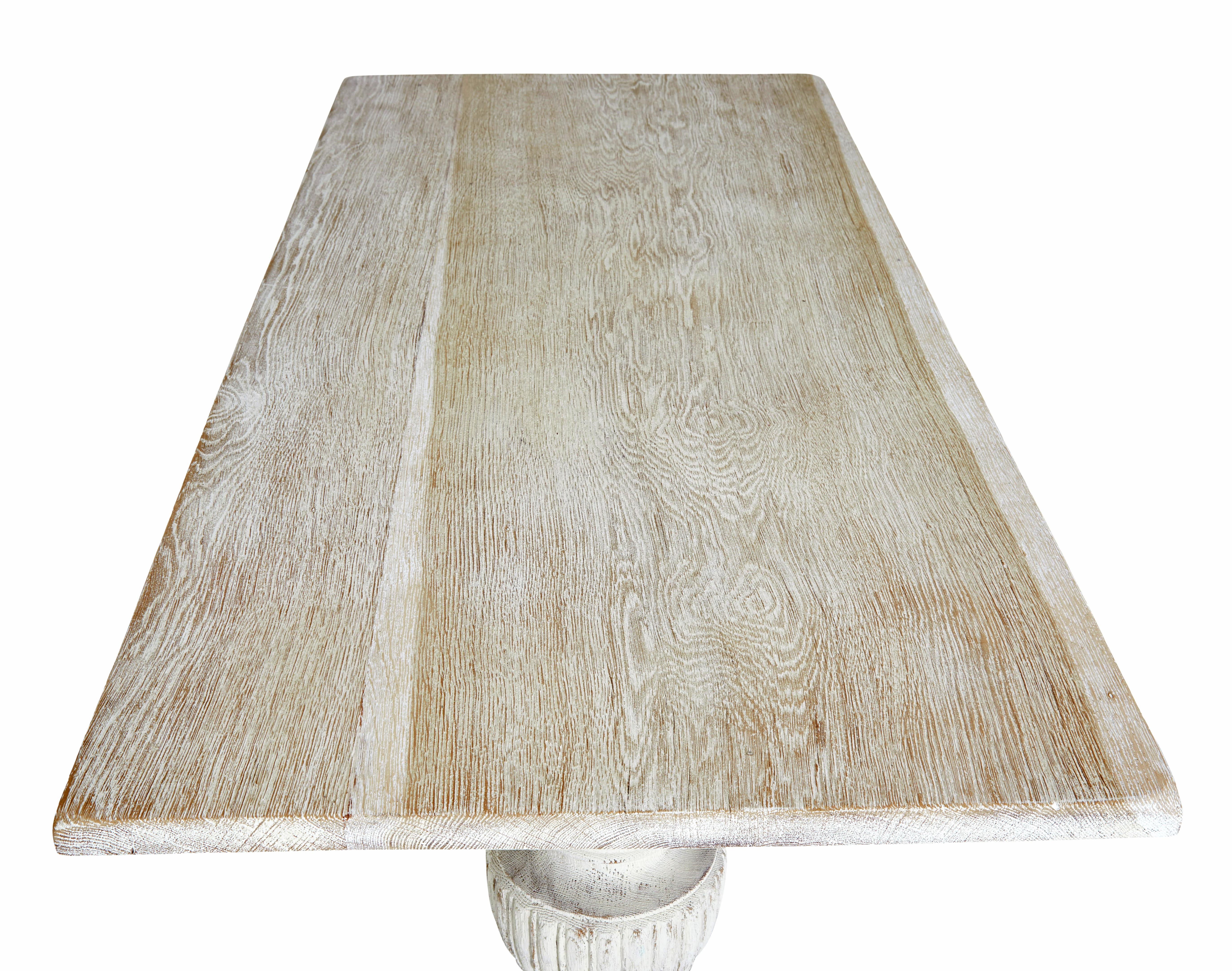 Mesa de comedor con balaustres de roble encalado Tallado en venta