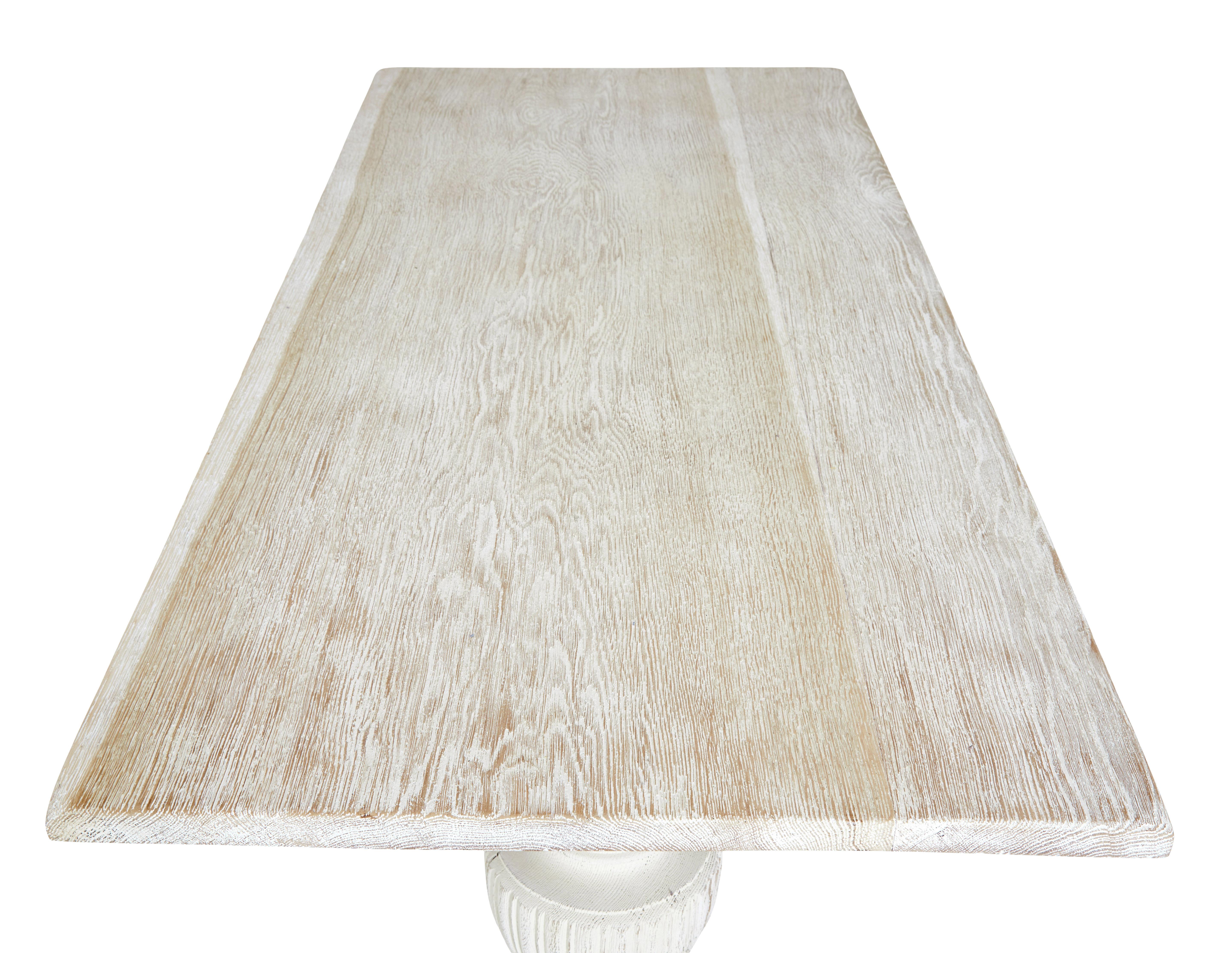 Table de salle à manger en chêne chaulé avec support balustre Bon état - En vente à Debenham, Suffolk