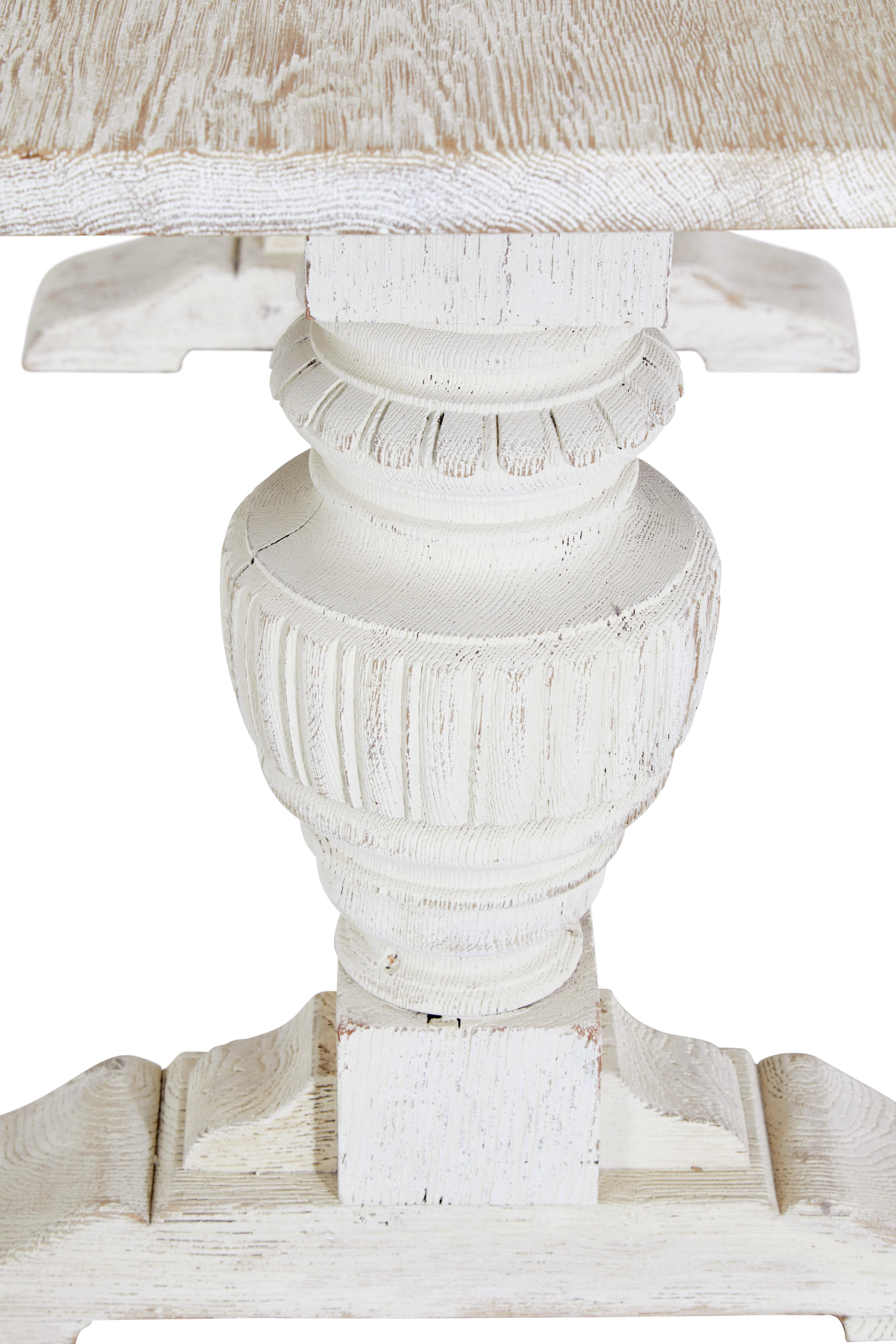 20ième siècle Table de salle à manger en chêne chaulé avec support balustre en vente