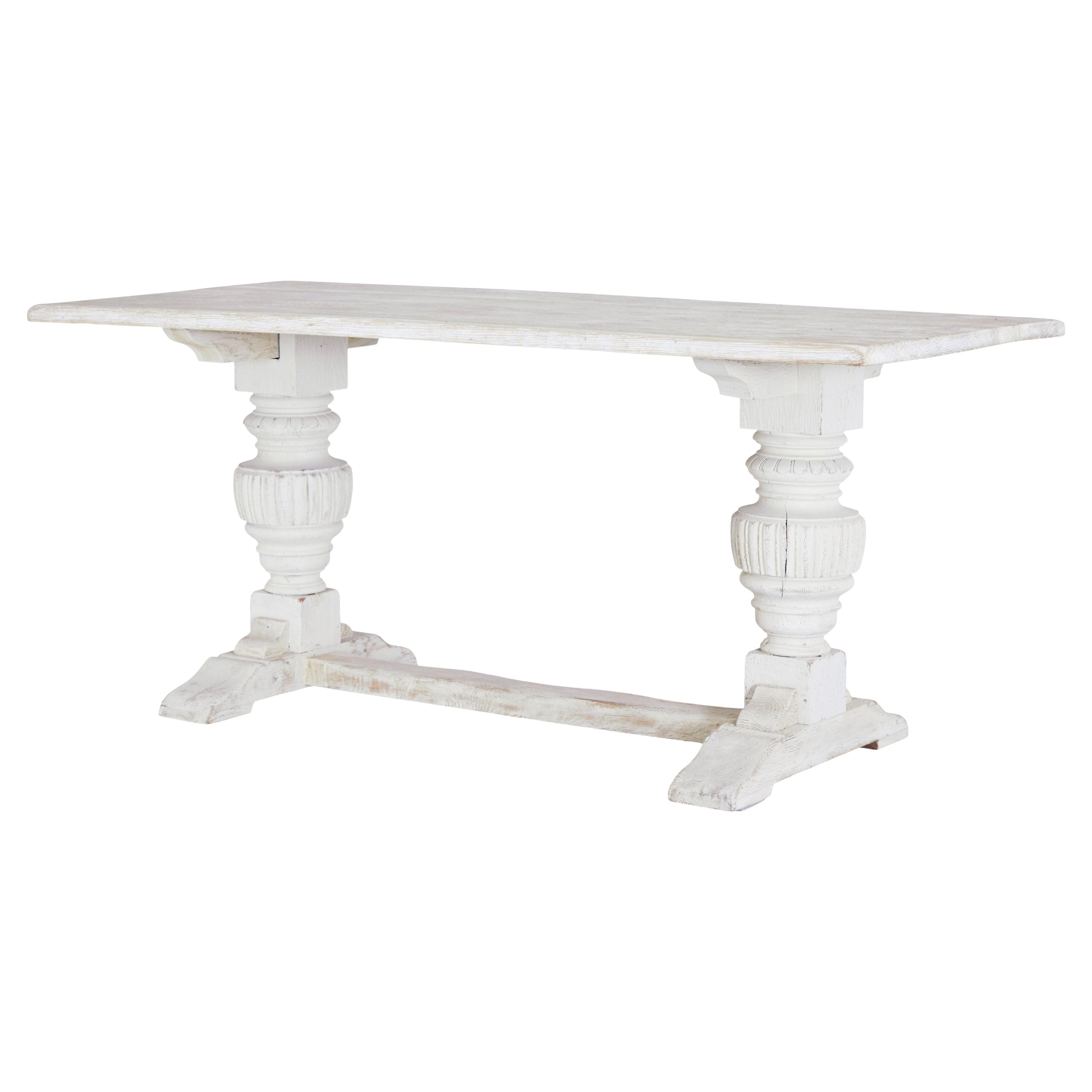 Table de salle à manger en chêne chaulé avec support balustre en vente