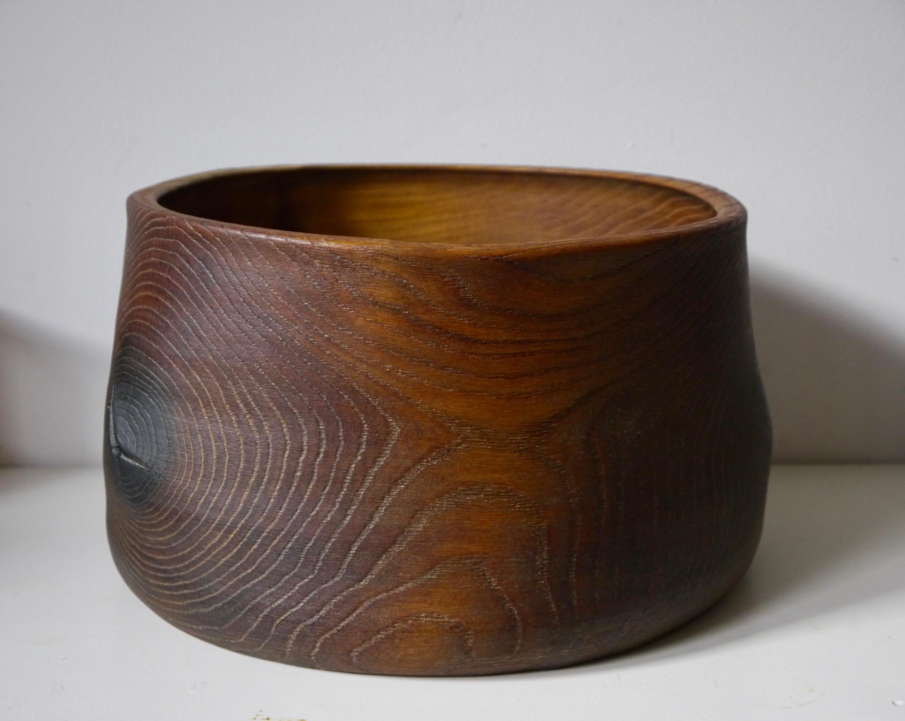 Limed oak bowl by Fritz Baumann
Dimensions: ø 35 x H 21 cm
Materials: Oak

handmade from solid pieces of wood, free-cut following the natural grain, made one by one, the stools of Fritz Baumann are the kind of objects that remind us of the sheer