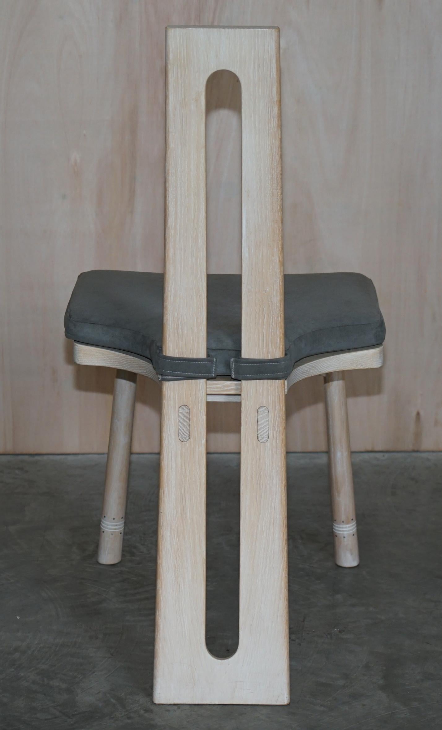 Table de salle à manger et 8 chaises Arts & Crafts de David Gregson en chêne chaulé et étain incrusté en vente 11