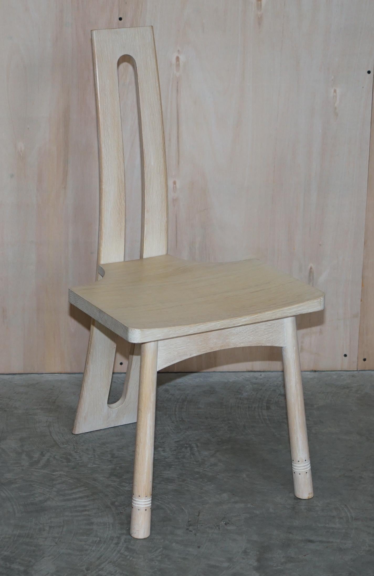 Table de salle à manger et 8 chaises Arts & Crafts de David Gregson en chêne chaulé et étain incrusté en vente 12