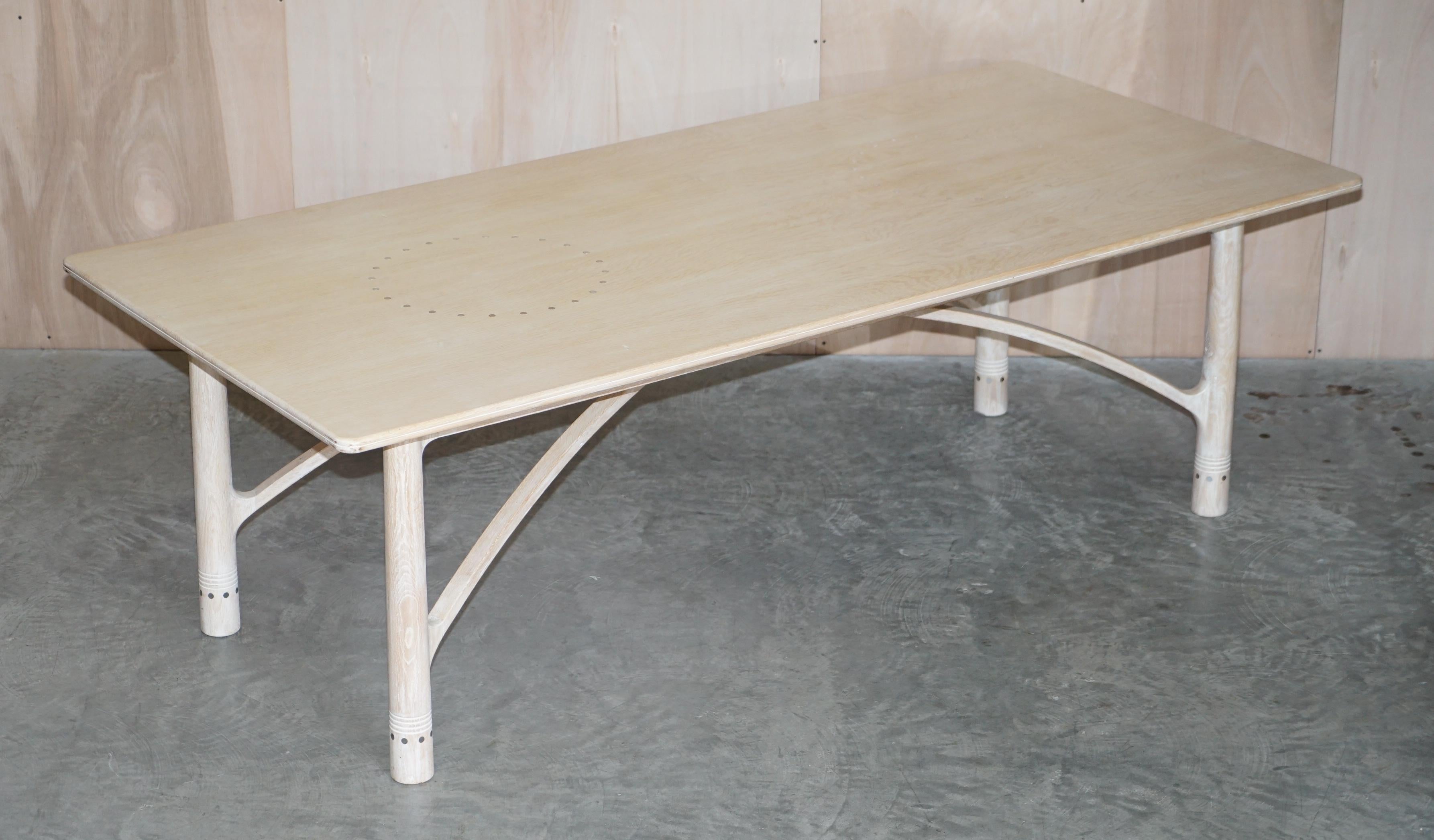 Nous sommes ravis d'offrir cette table à manger Arts & Crafts exquise, fabriquée à la main en Angleterre par David Gregson, estampillée et datée, en chêne chaulé avec incrustation d'étain et huit chaises

Si vous tapez 