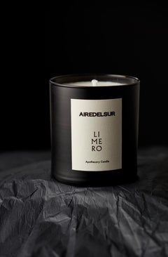 LIMERO, bougie en verre noir avec scénographie