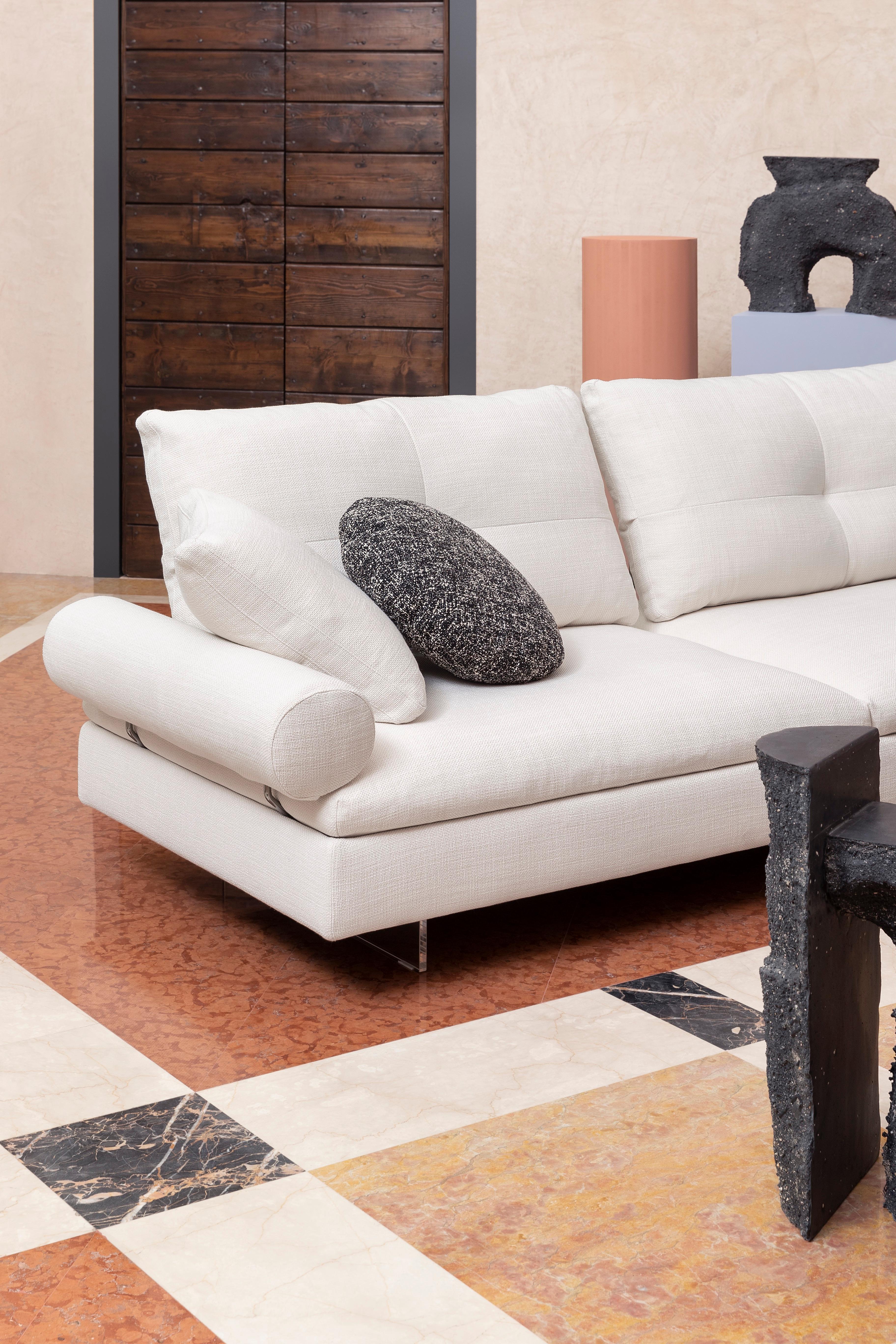 Tappezzeria Divano piccolo Limes New 88 in tappezzeria beige con bracciolo Roll di Sergio Bicego in vendita