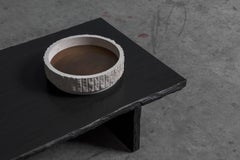 Centro de mesa esculpido en piedra blanca y latón patinado de Frederic Saulou