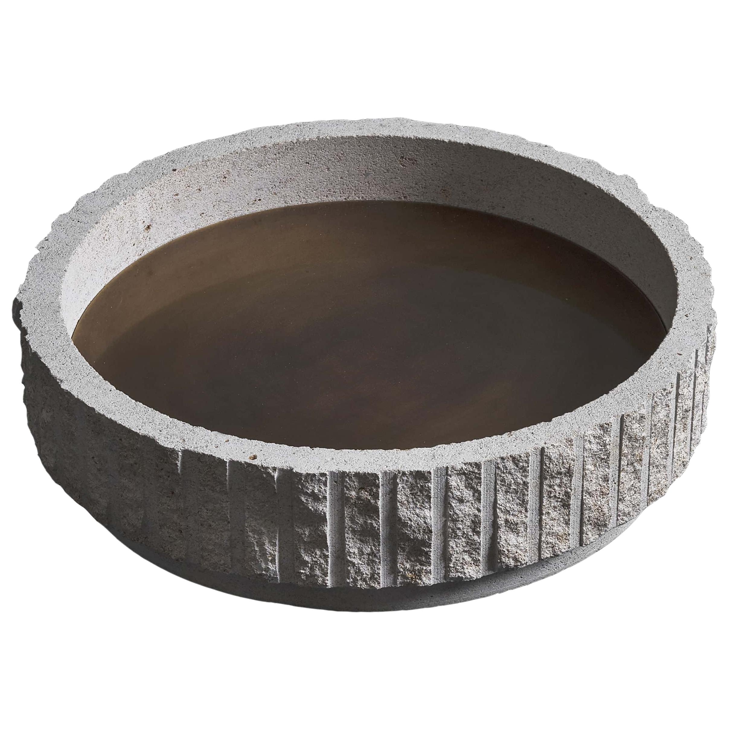 Pièce centrale sculptée en pierre calcaire et laiton Lunaire de Frederic Saulou