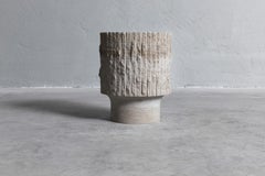 Table basse sculptée en pierre calcaire blanche et laiton patiné 35 par Frederic Saulou