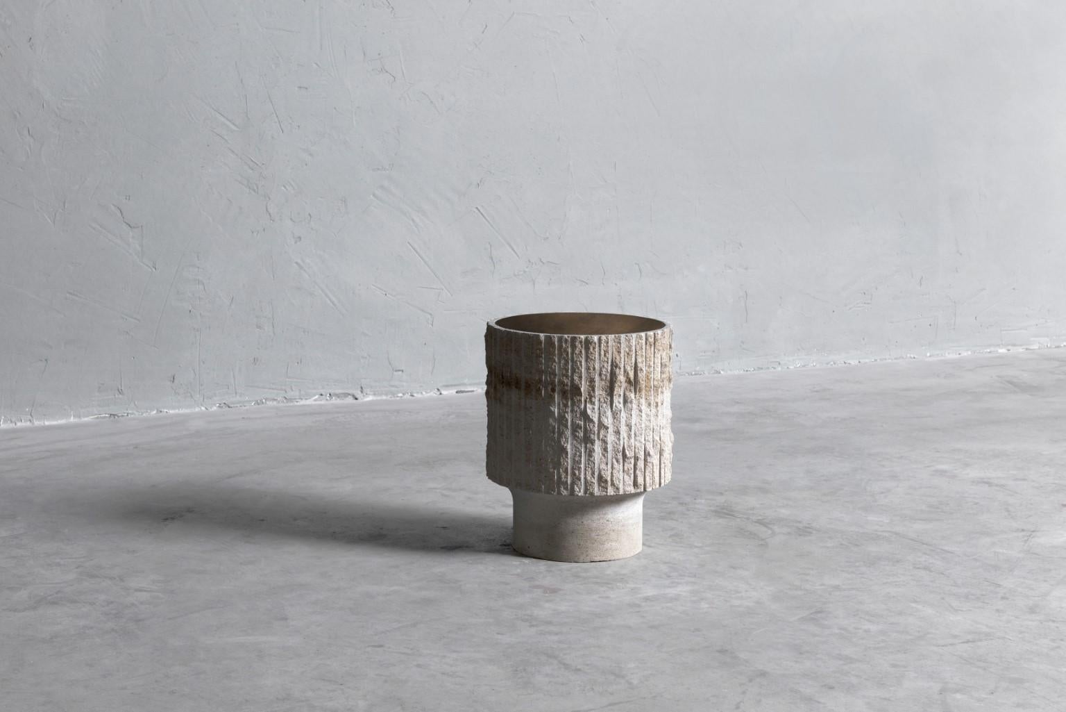 Moderne Table basse sculptée en pierre calcaire et laiton de Frederic Saulou en vente