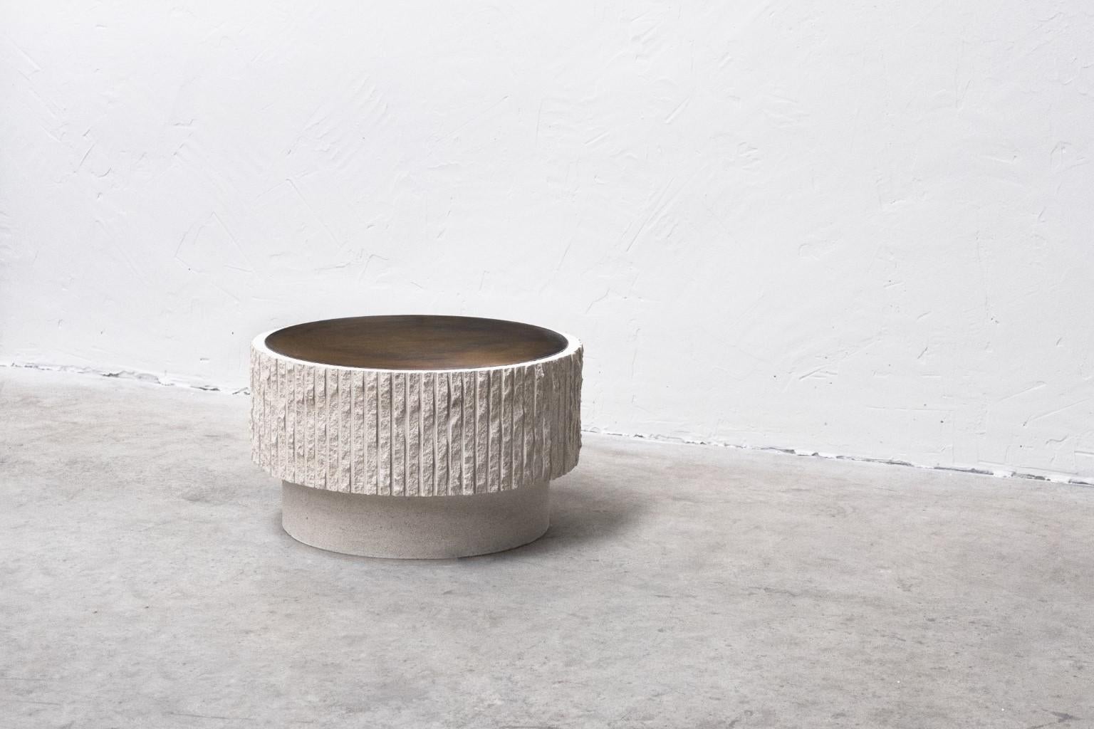 Moderne Table basse sculptée en pierre calcaire et laiton de Frederic Saulou en vente