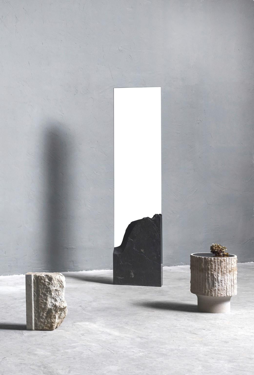 XXIe siècle et contemporain Table basse sculptée en pierre calcaire et laiton de Frederic Saulou en vente