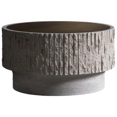 Skulpturaler Couchtisch aus Kalkstein und Messing von Frederic Saulou