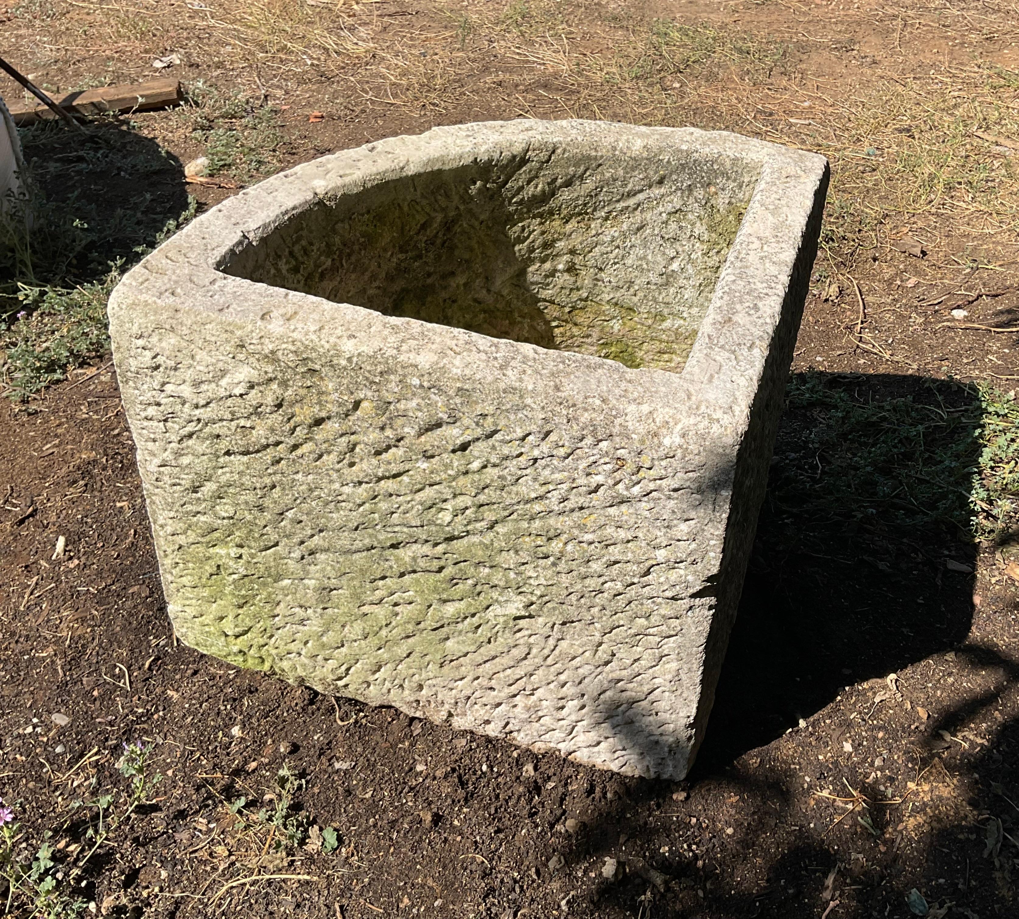 Limestone corner trough with curved facade XIXe In Good Condition For Sale In SAN VICENTE DE ALCÁNTARA, ES