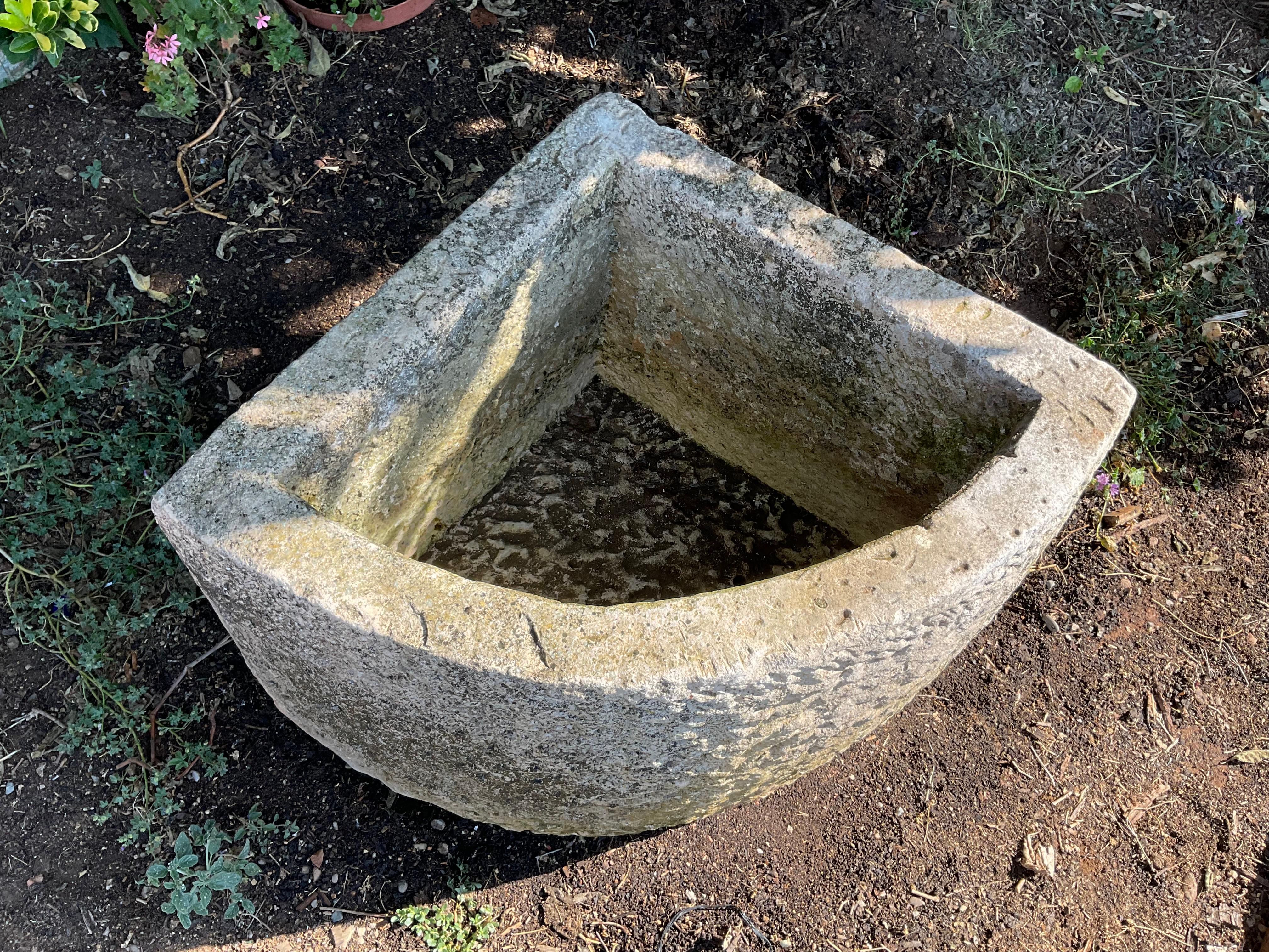 19th Century Limestone corner trough with curved facade XIXe For Sale