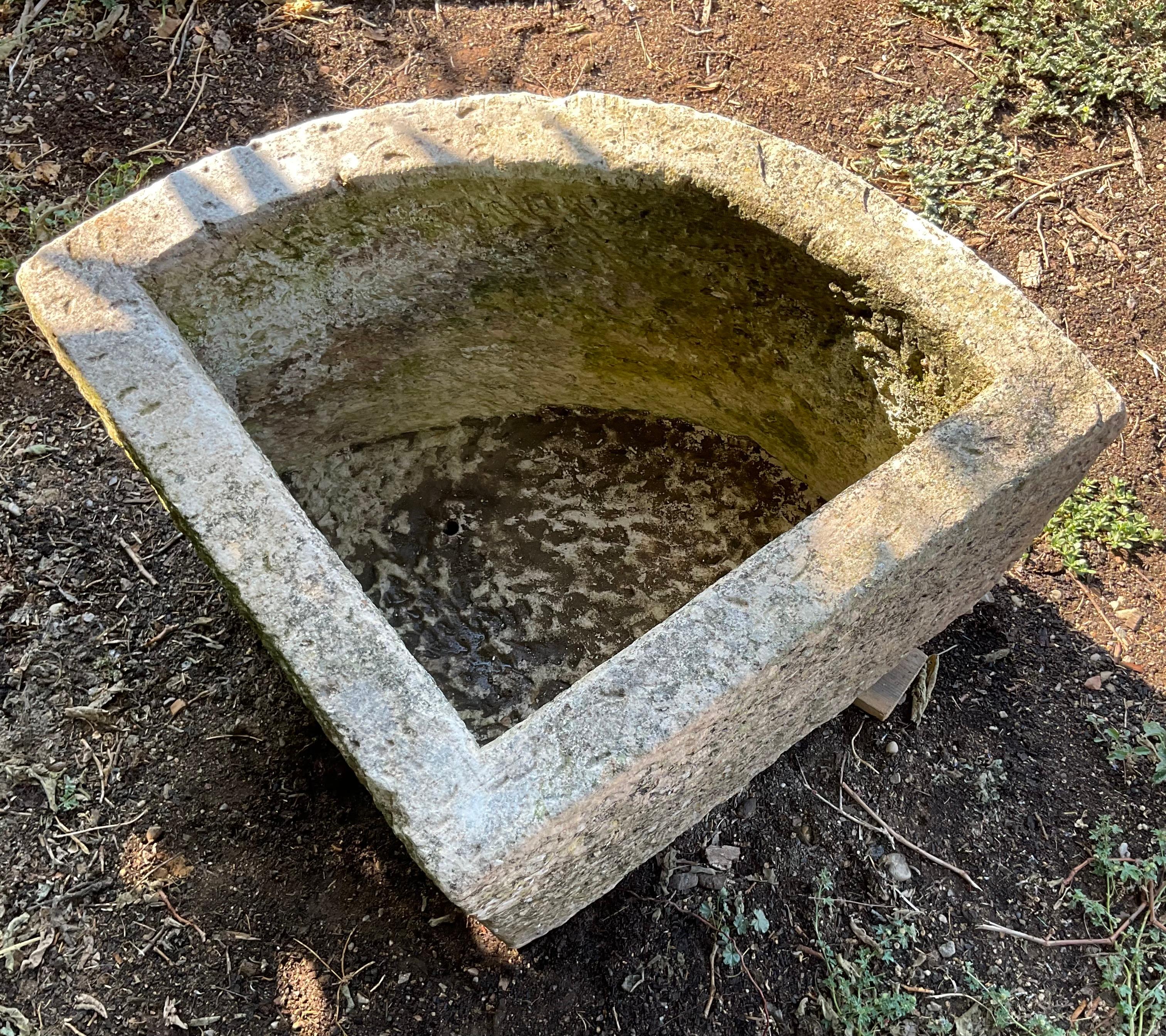 Limestone corner trough with curved facade XIXe For Sale 1