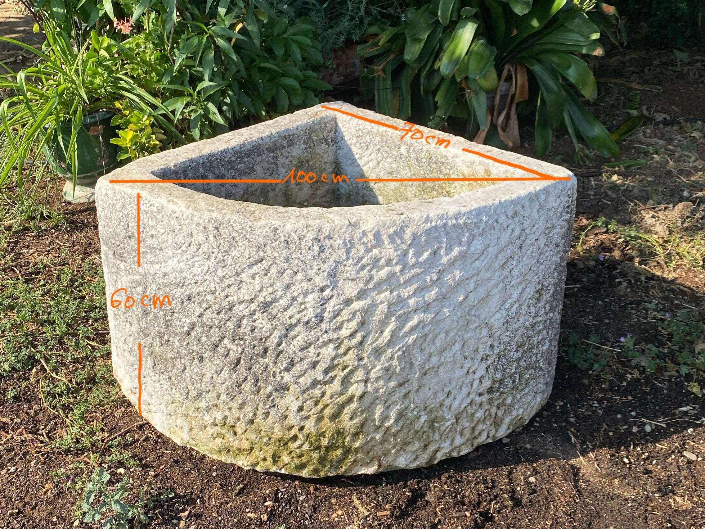 Limestone corner trough with curved facade XIXe For Sale 2