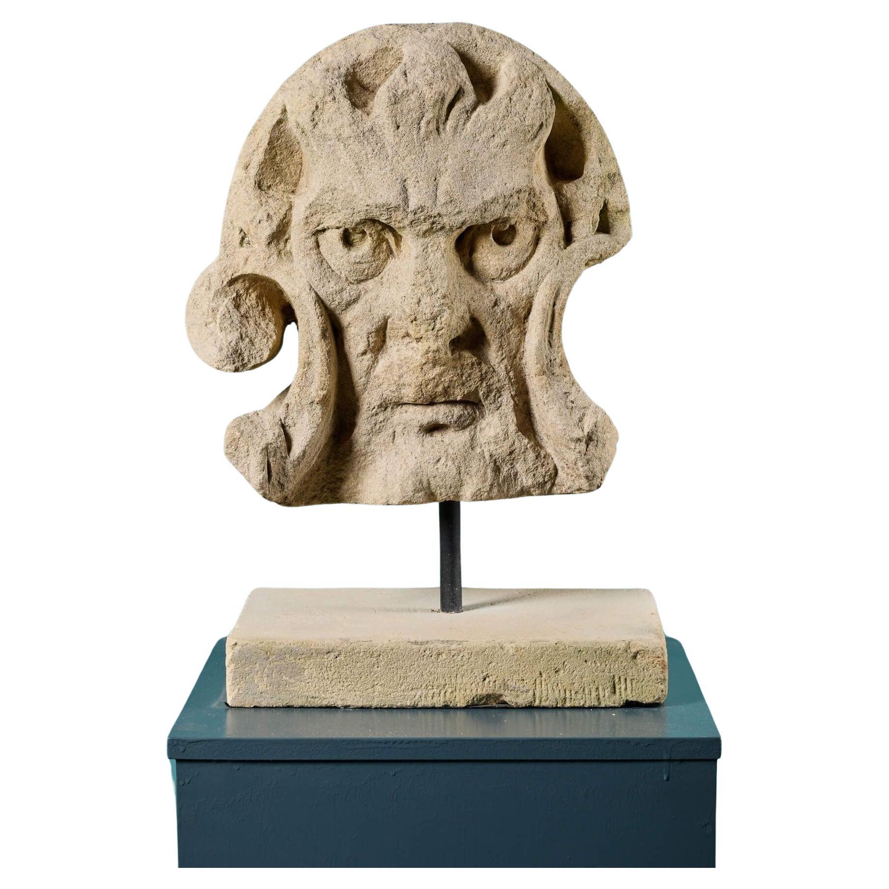 Maschera demoniaca o statua grottesca in pietra calcarea