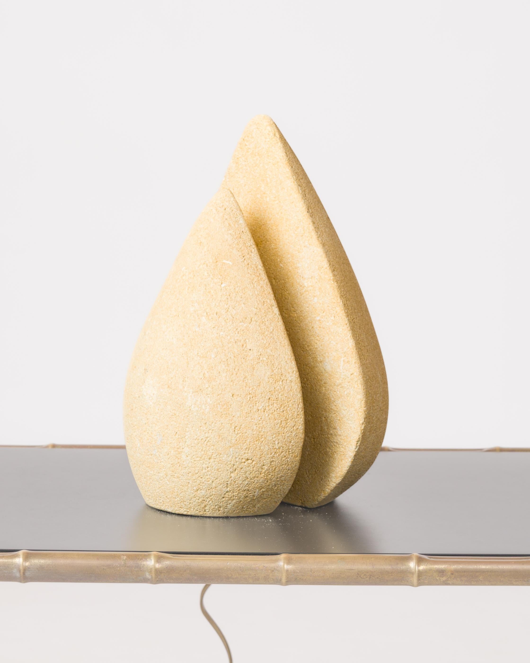 Lámpara de piedra en forma de gota de dos partes. Atribuido a Albert Tormos. Ligera hendidura en el borde de la parte más pequeña.
Enchufe y cableado europeos.
Esta lámpara se enviará desde Francia y puede devolverse a Francia o a un centro LIC