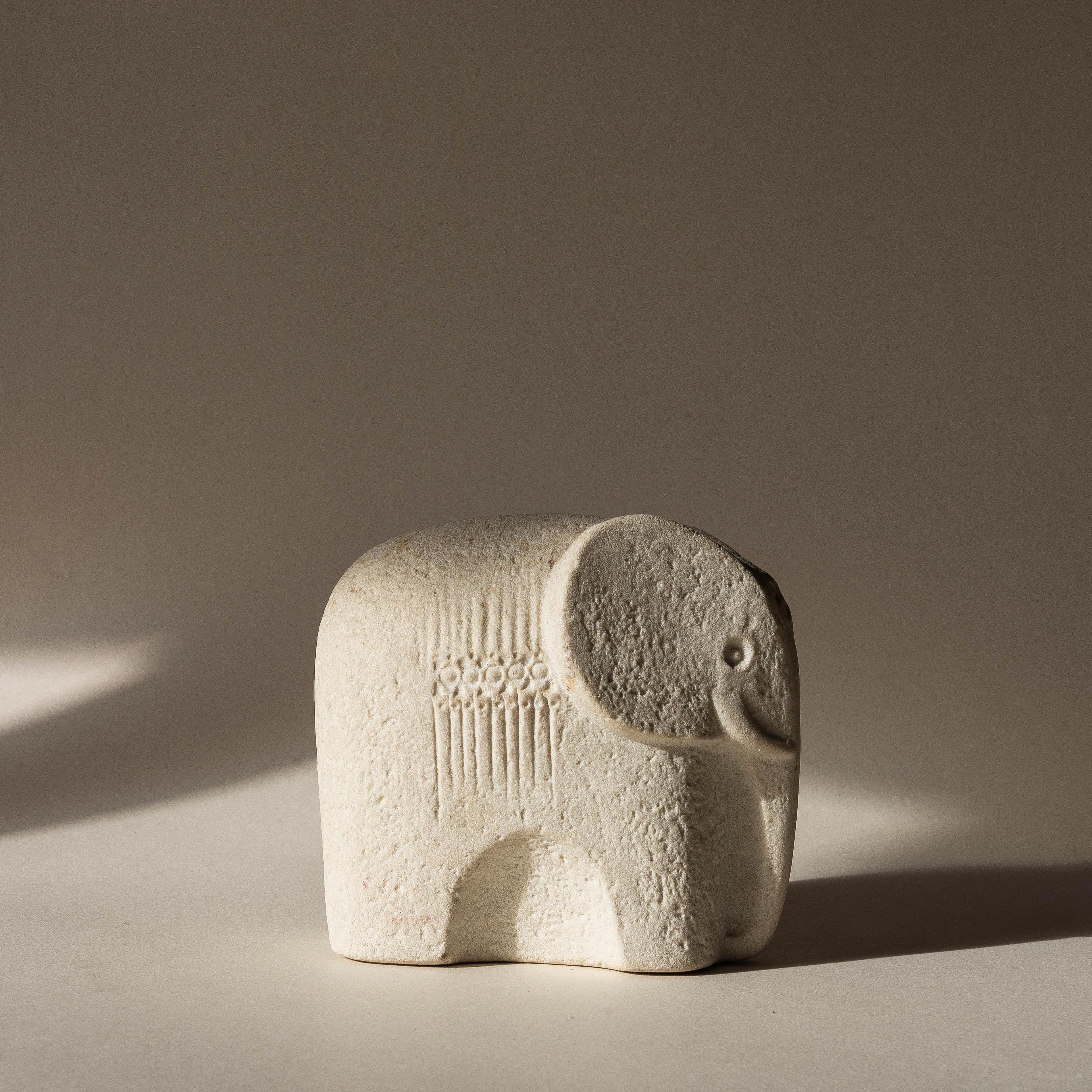 Escultura de elefante de piedra caliza, diseño moderno de mediados de siglo, años 70

Preciosa escultura zoomorfa de Marbell Design.

Bonita piedra caliza con textura.

Formas generales en un estilo cubista y minimalista.