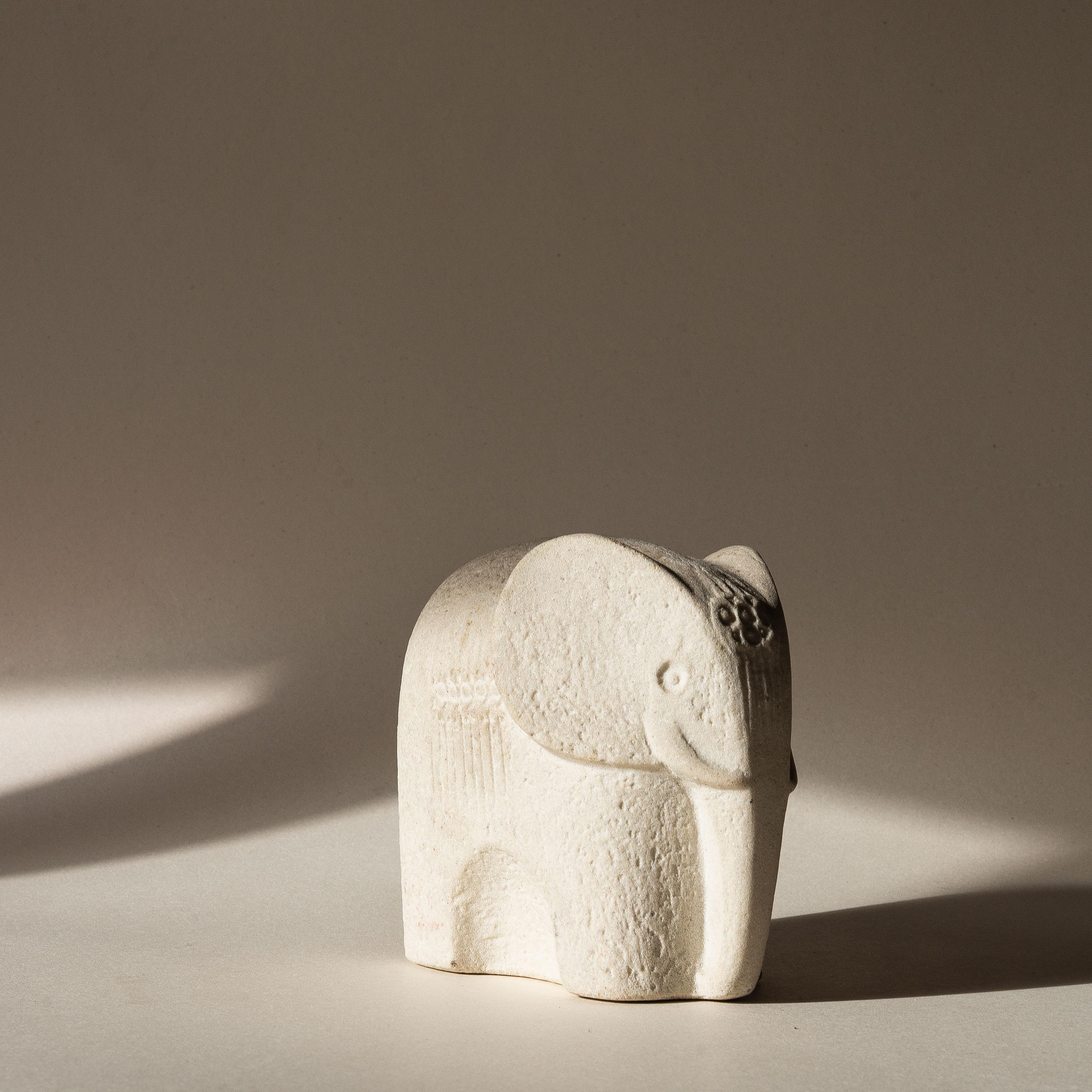 Escultura de elefante de piedra caliza, diseño moderno de mediados de siglo, años 70 Moderno de mediados de siglo