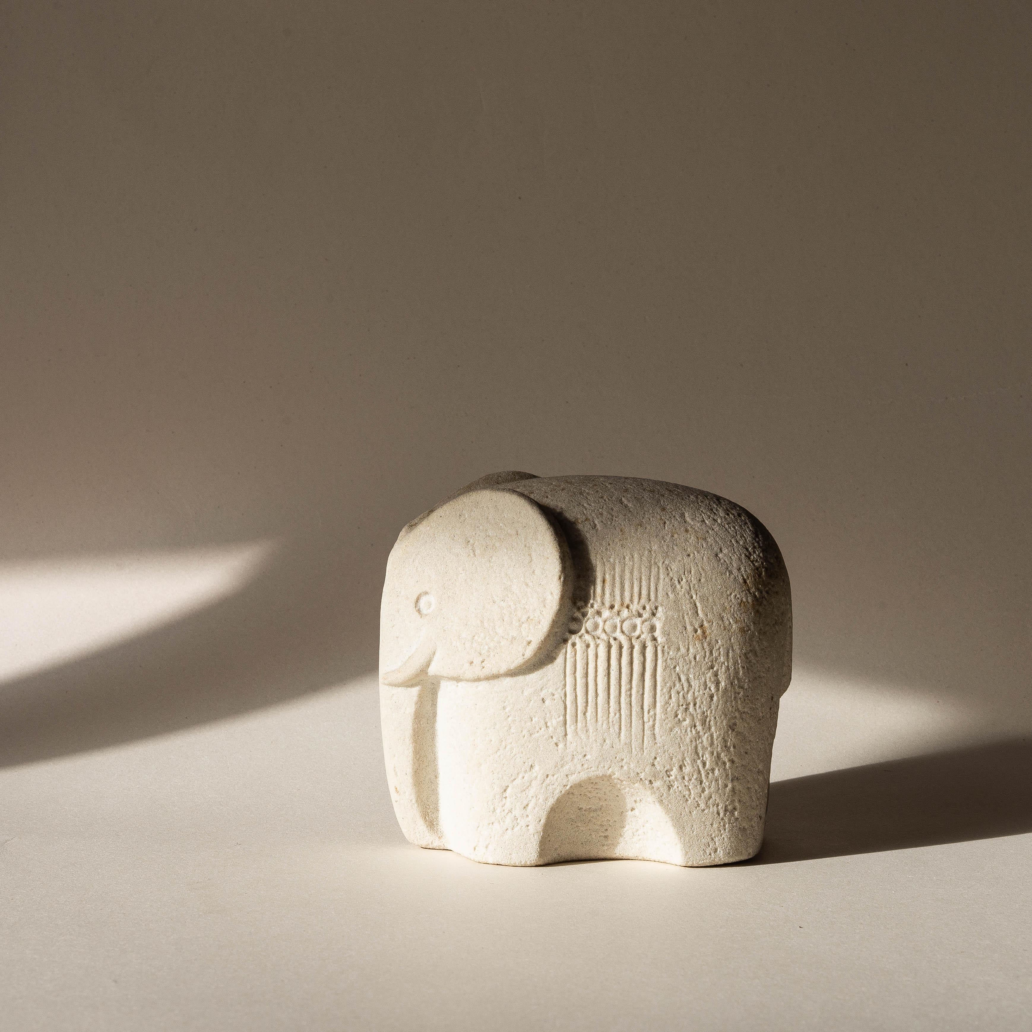 Escultura de elefante de piedra caliza, diseño moderno de mediados de siglo, años 70 Francés