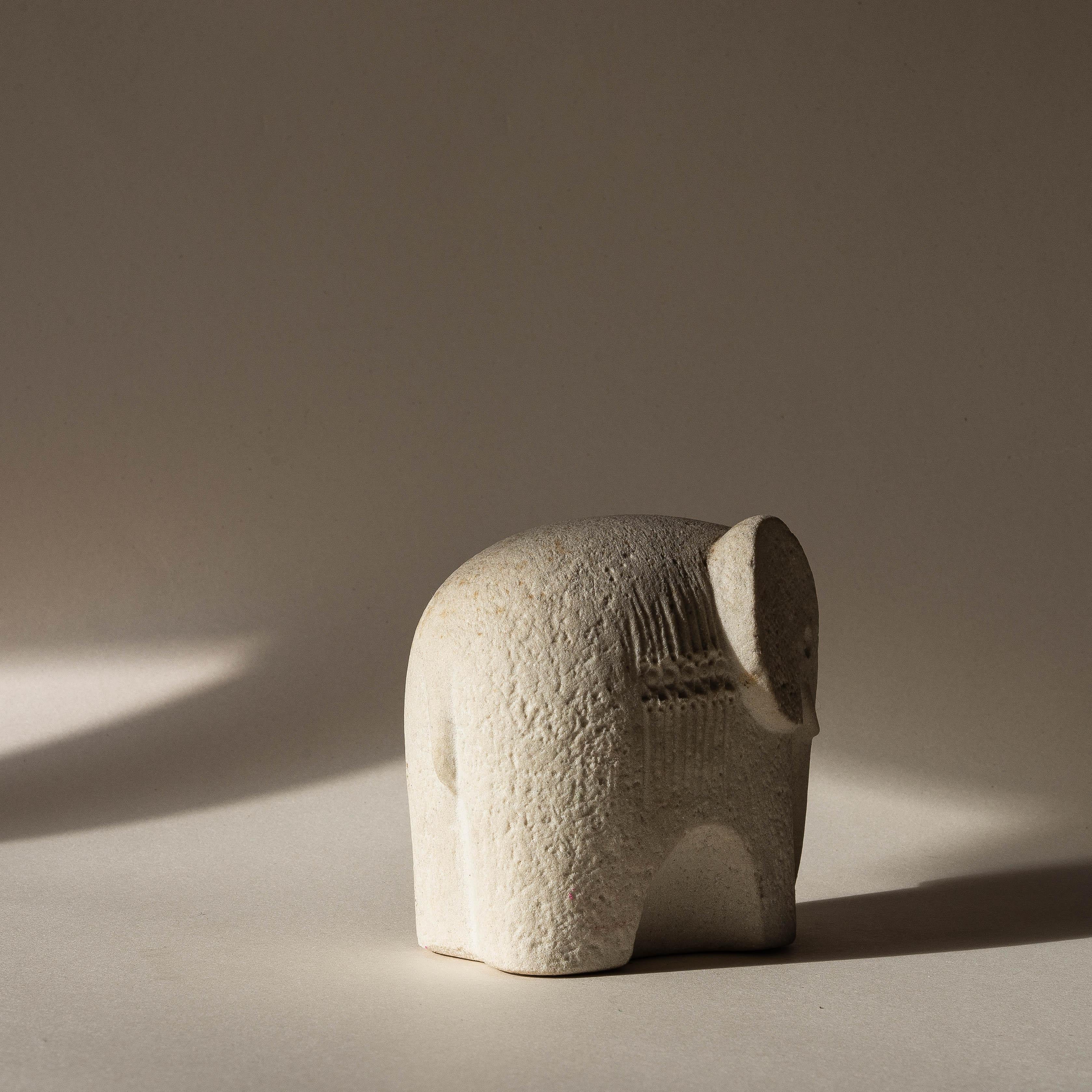 Escultura de elefante de piedra caliza, diseño moderno de mediados de siglo, años 70 en Bueno Estado en ROUEN, FR