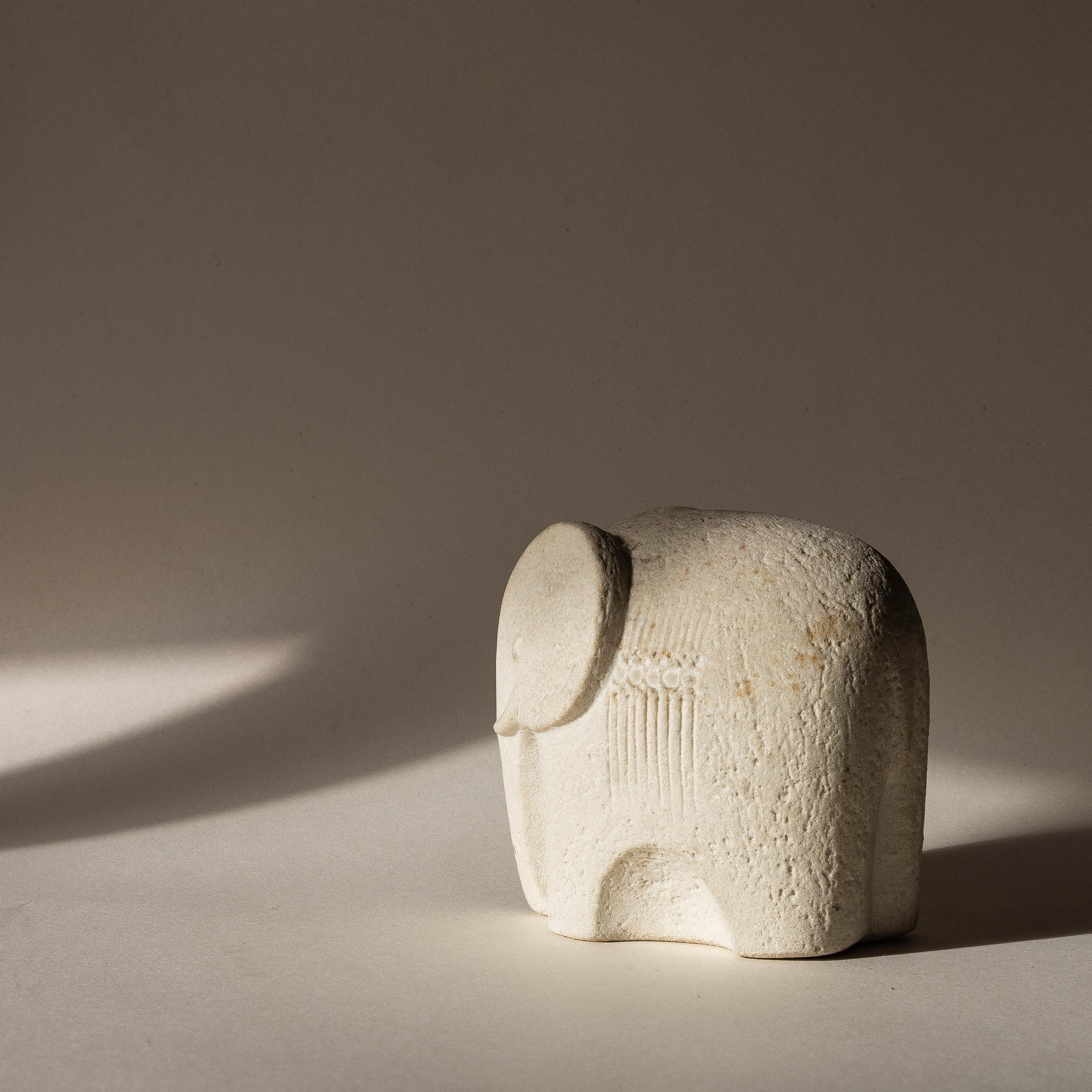 Escultura de elefante de piedra caliza, diseño moderno de mediados de siglo, años 70 Piedra