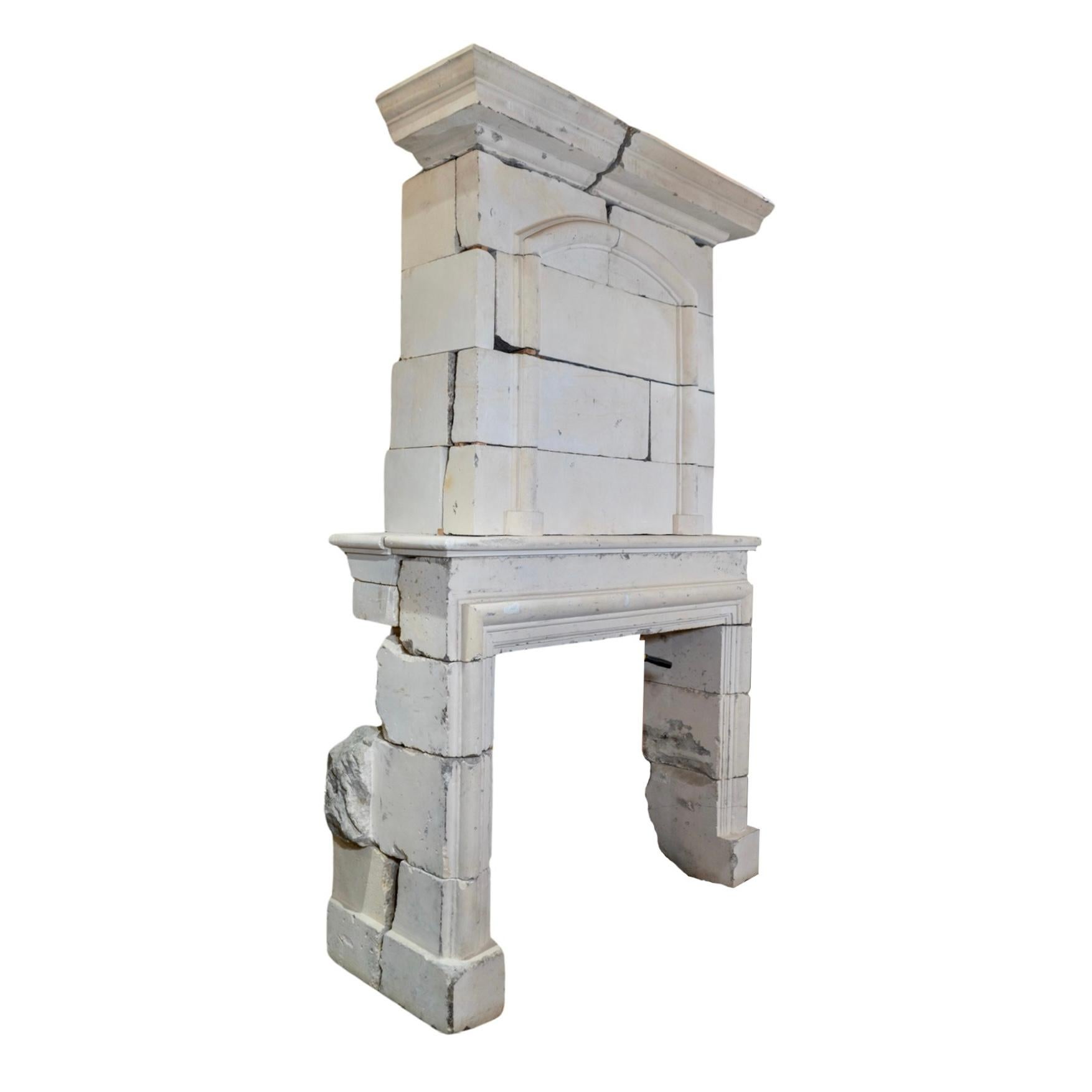 Fabriquée à partir d'une pierre calcaire exquise extraite à Bordeaux, en France, en 1680, cette cheminée en pierre calcaire française présente d'authentiques sculptures de style Bolection. Complément idéal de toute cheminée, il ajoute une touche