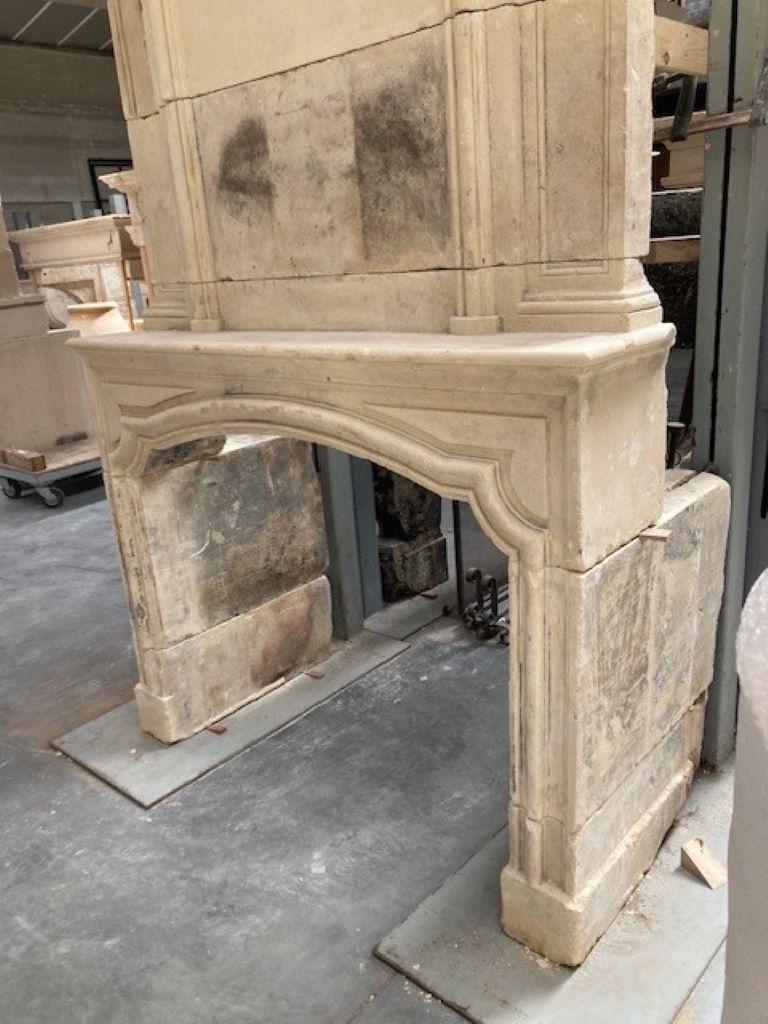 Repisa de chimenea de piedra caliza con Trumeau Francés en venta