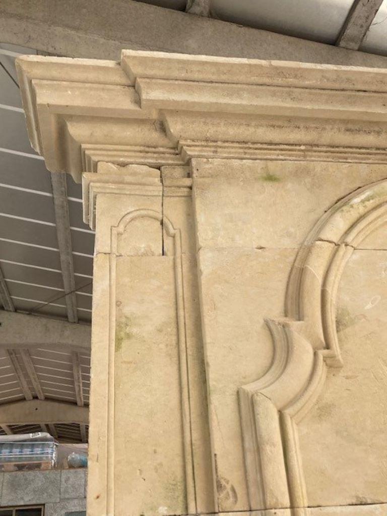 Repisa de chimenea de piedra caliza con Trumeau Tallado en venta