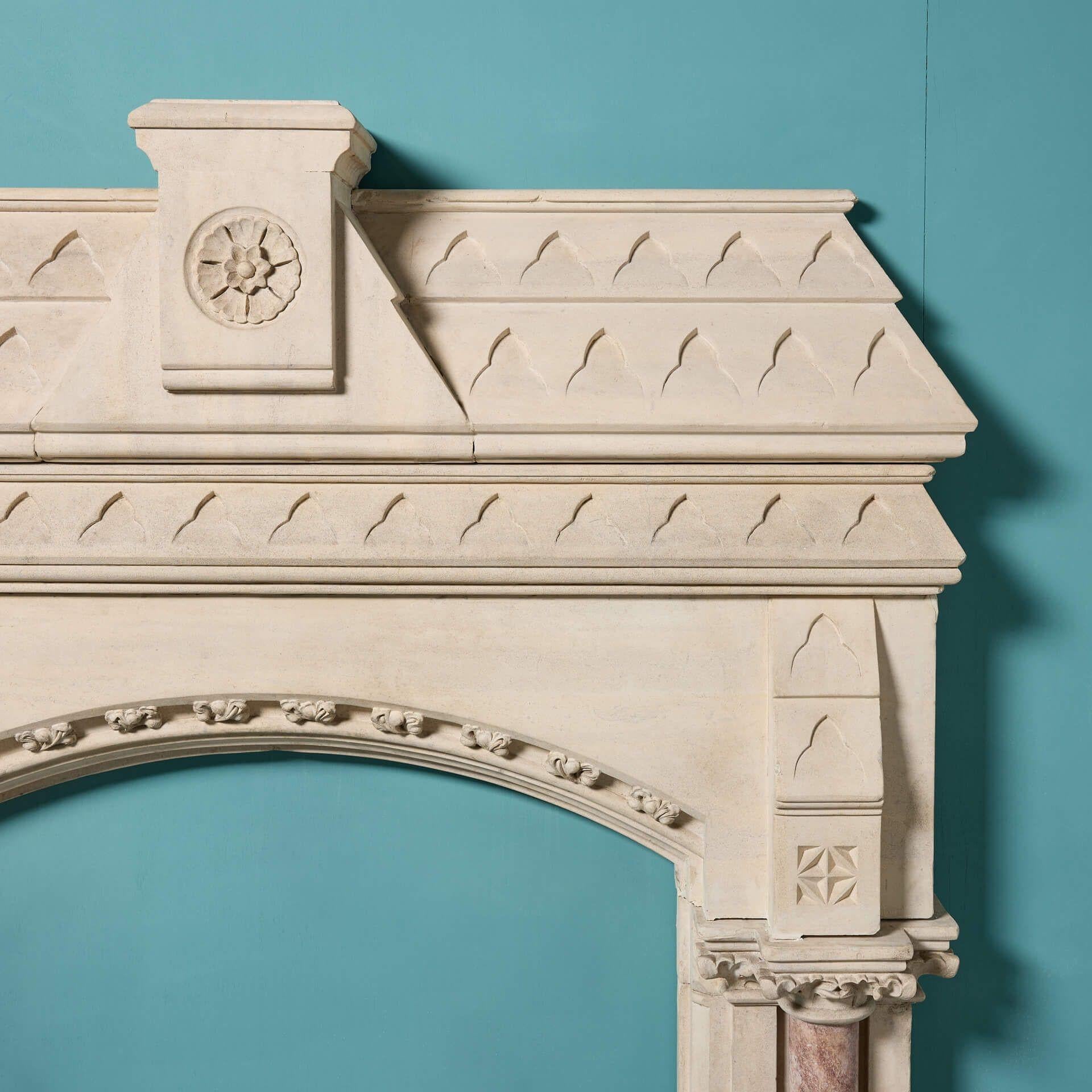 Kaminsims aus Kalkstein im gotischen Revival-Stil in der Art von Pugin (19. Jahrhundert) im Angebot