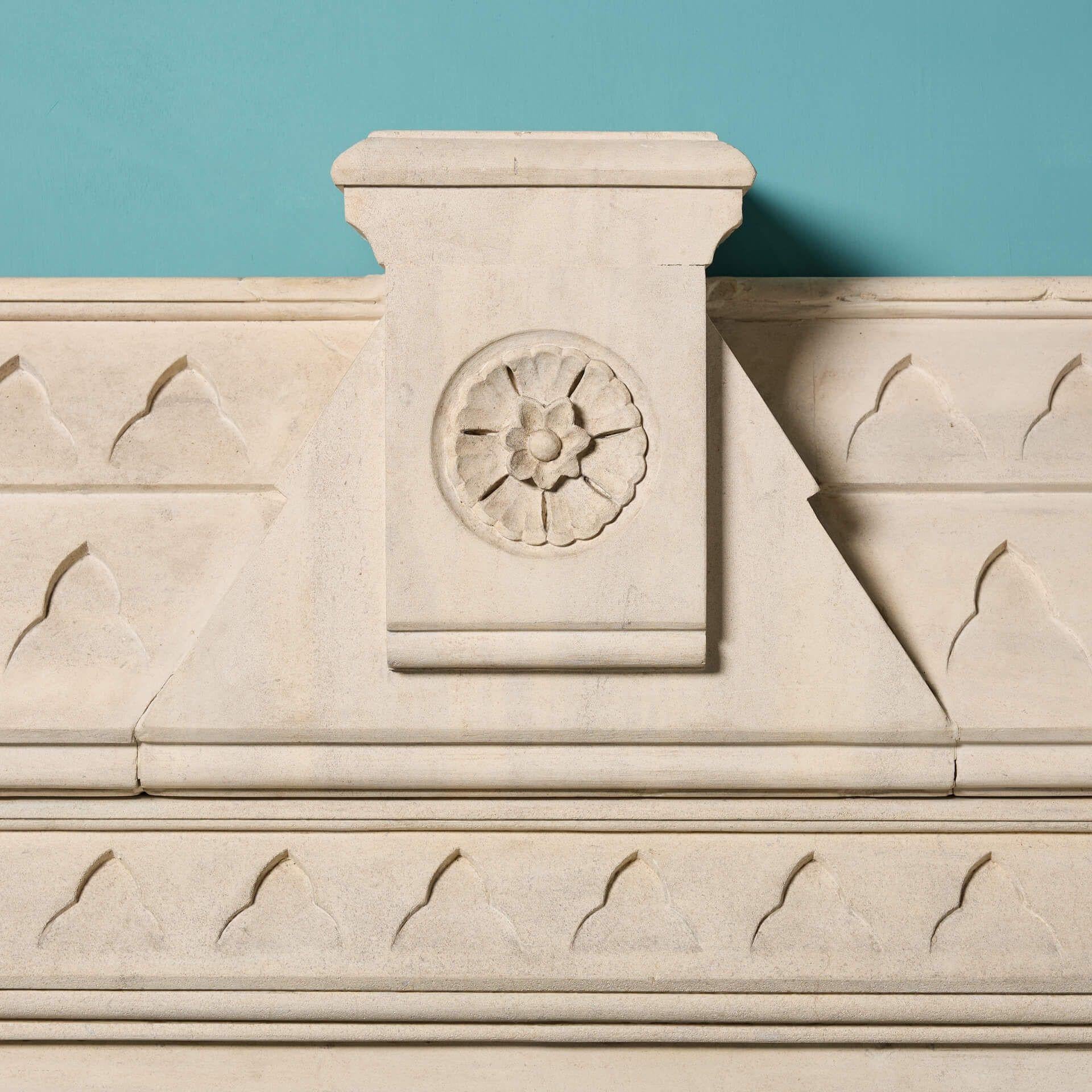 Kaminsims aus Kalkstein im gotischen Revival-Stil in der Art von Pugin im Angebot 1