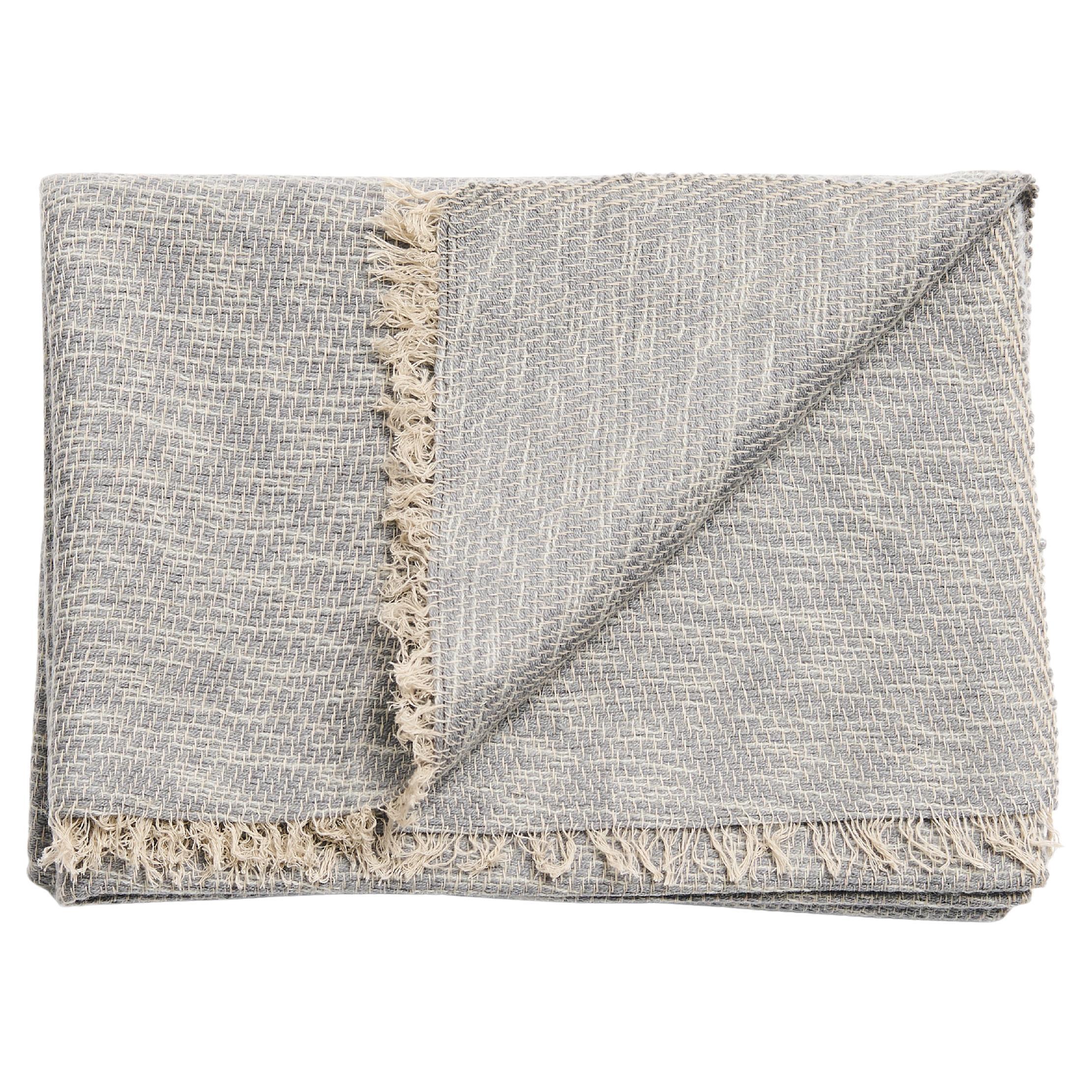 Sciarpa Limestone in morbido cashmere merino intrecciato a mano in grigio neutro