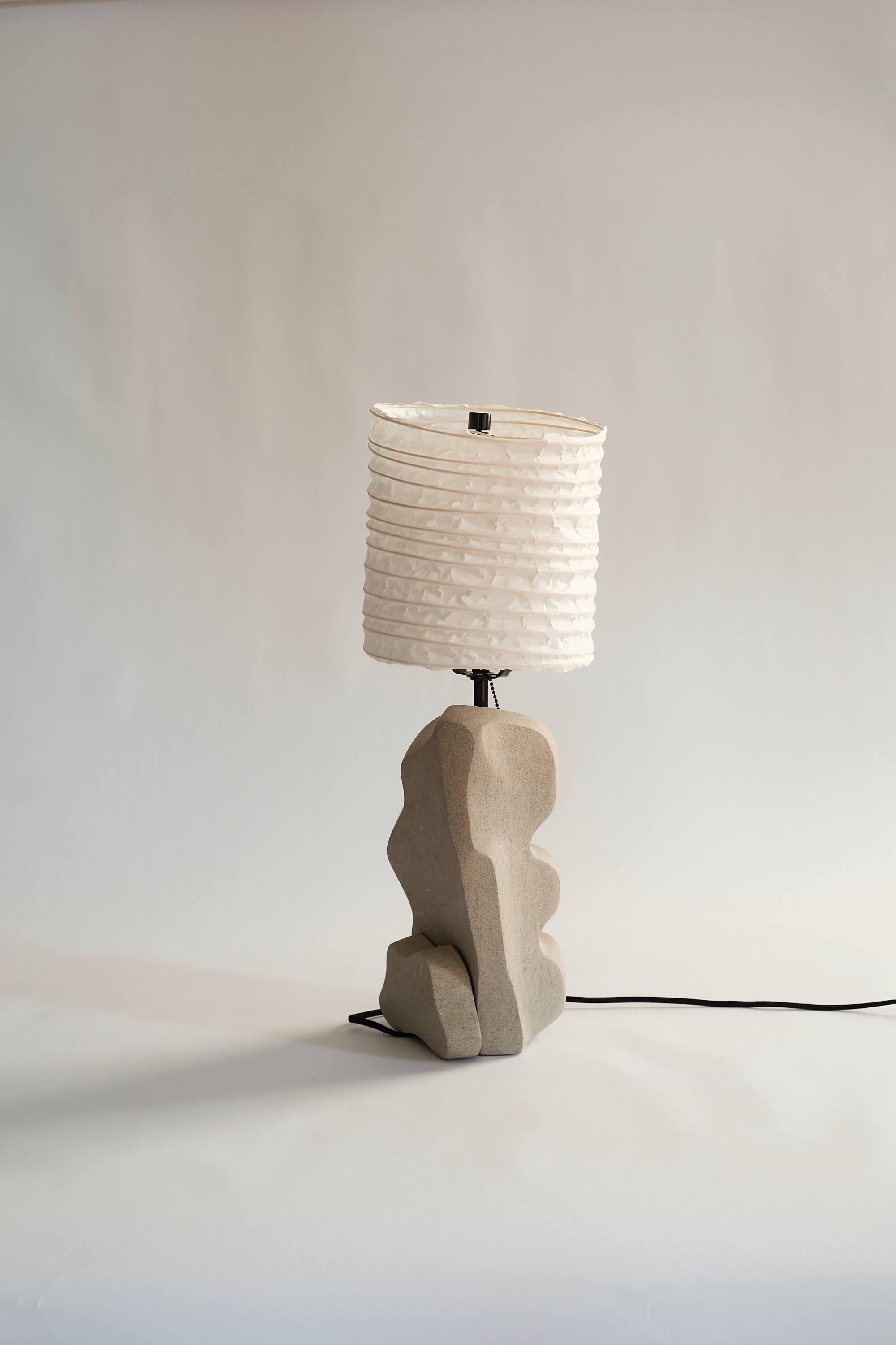 Moderne Limestone Lamp 002 - Lampe en pierre sculptée à la main avec abat-jour en papier Washi en vente