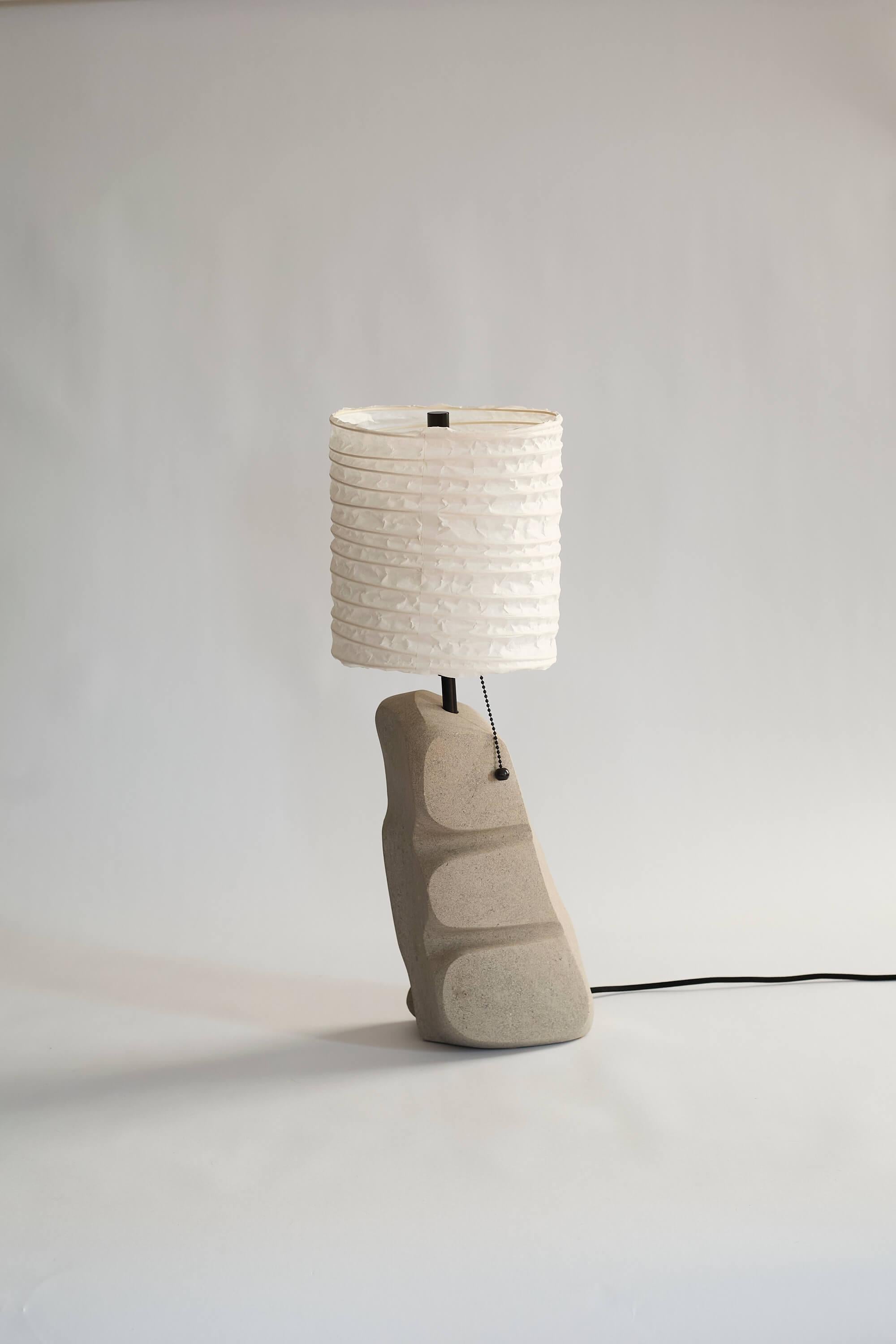 Américain Limestone Lamp 002 - Lampe en pierre sculptée à la main avec abat-jour en papier Washi en vente