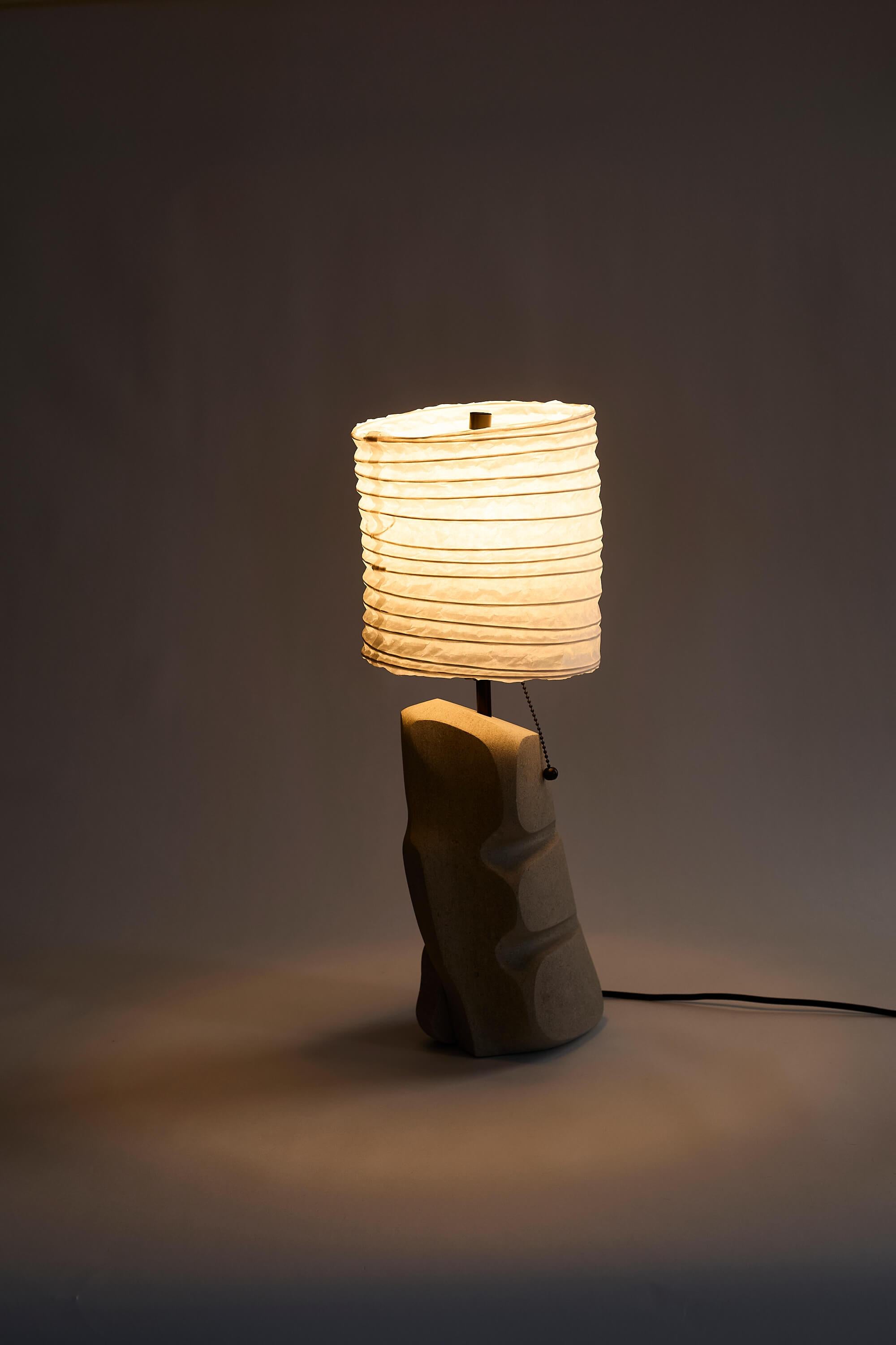 Sculpté Limestone Lamp 002 - Lampe en pierre sculptée à la main avec abat-jour en papier Washi en vente