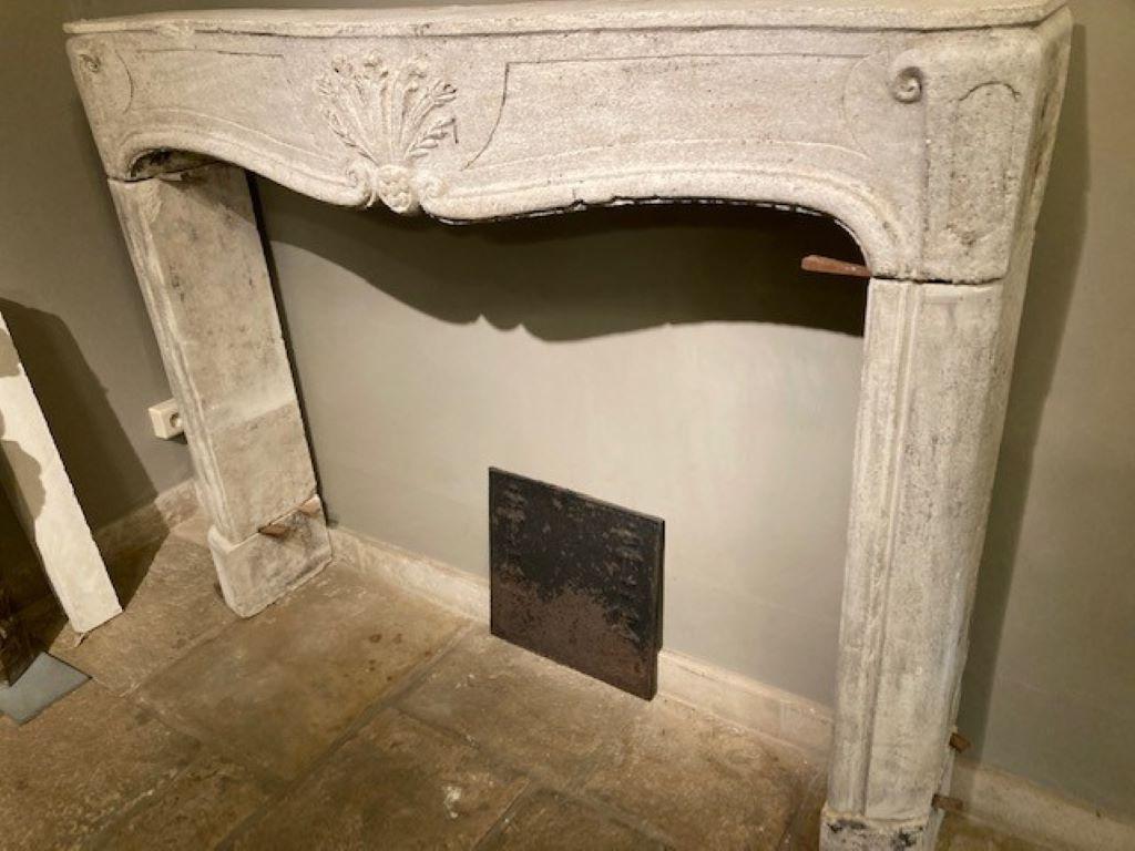 French limestone fireplace mantel.
Inside dimensions : 133cm wide x 101cm high