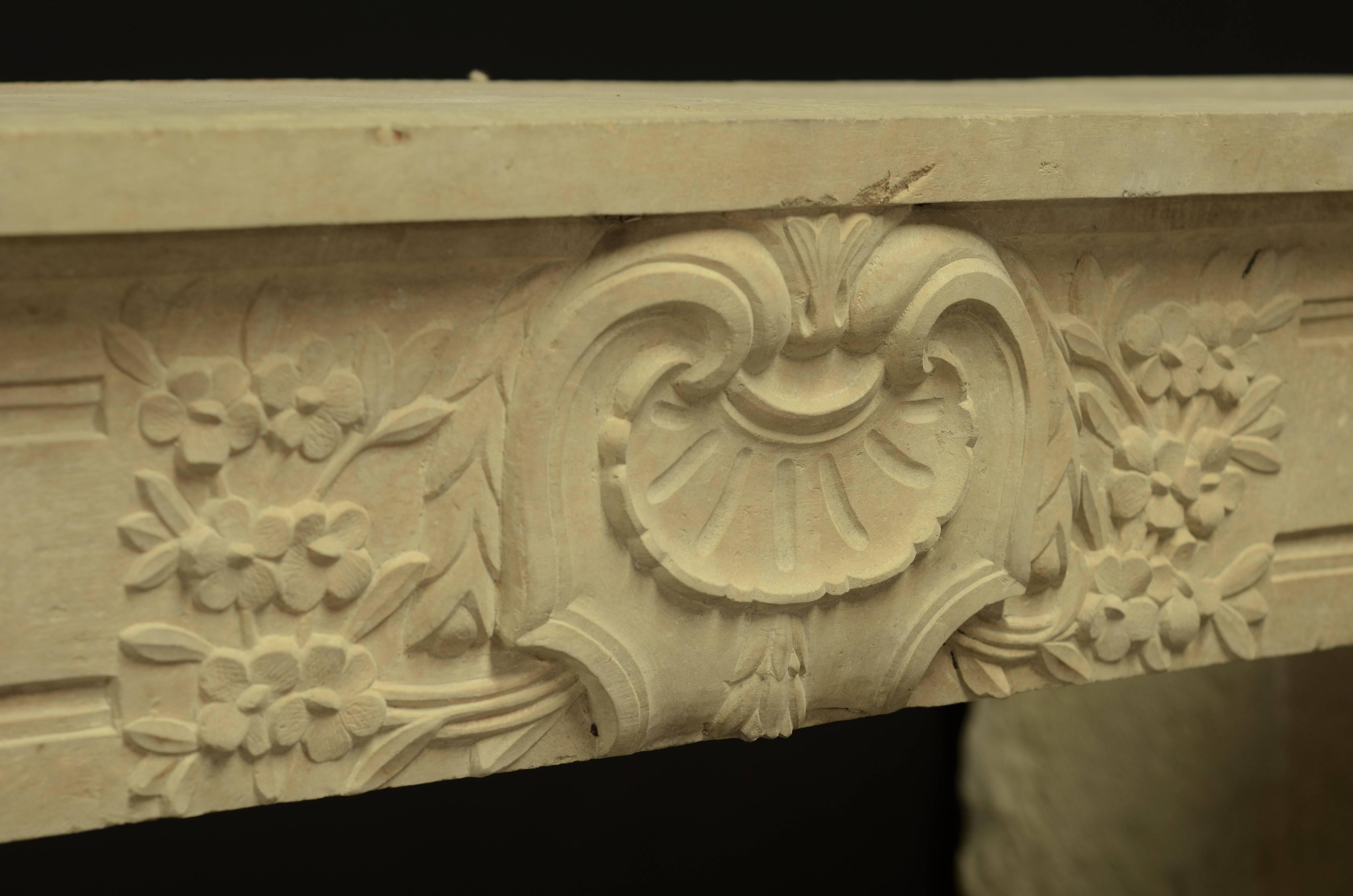Antique Fireplace Mantel in Limestone In Excellent Condition In Haarlem, Noord-Holland