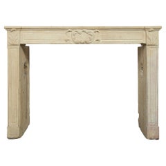 Cornice per camino in pietra calcarea in stile Luigi XVI, design francese del XIX secolo