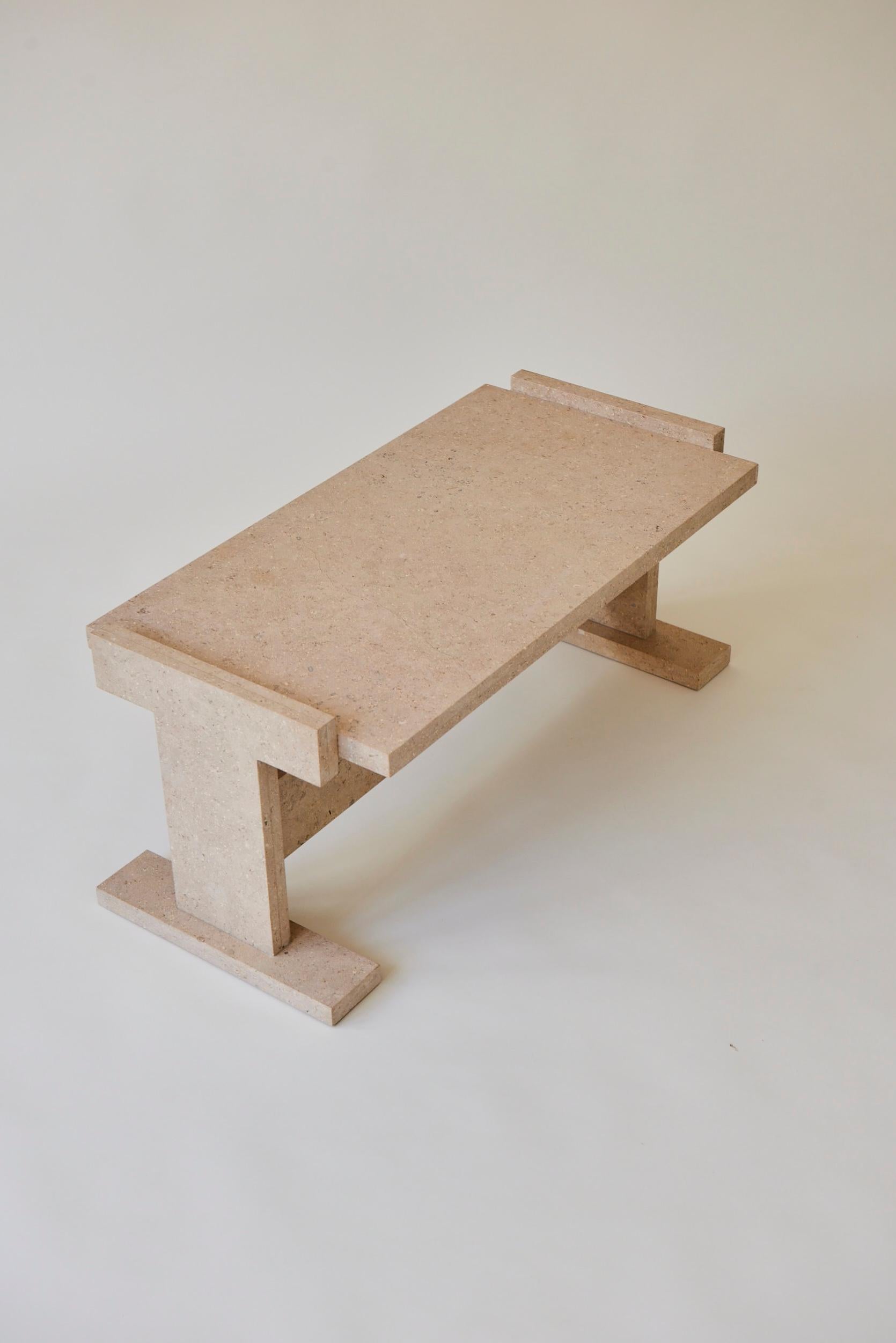 Postmoderne Table basse en pierre calcaire tissée par Nish Studio en vente